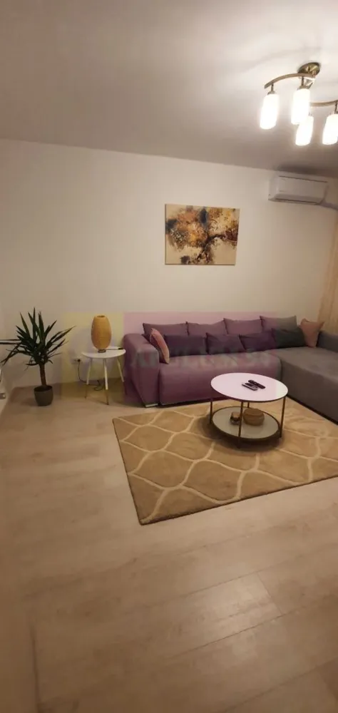 Vanzare Apartament 2 Camere mobilat si utilat Plaza Residence - Agentia Imobiliara Apulum 94, va ofera
De vanzare apartament modern de 2 camere, situat în complexul rezidențial Plaza Residence – Faza 2, ideal atât pentru locuit, cât și pentru investiție. 
Locuința are o suprafață utilă de 54 mp, la care se adaugă o terasă de 6 mp, fiind poziționată la etajul 12 din 12 într-un imobil finalizat în 2020.
Apartamentul este complet mobilat și utilat, amenajat cu mobilier modern și finisaje de calitate, fiind pregătit pentru mutare imediată.
Localizare și avantaje
Proprietatea beneficiază de o poziție excelentă, cu acces rapid către principalele puncte de interes din zonă:
aproximativ 250 m până la metrou Lujerului
acces rapid la mijloace de transport în comun
la o stație de Universitatea Politehnică
acces pietonal către AFI Cotroceni și Parcul Liniei
supermarketuri și magazine în imediata apropiere