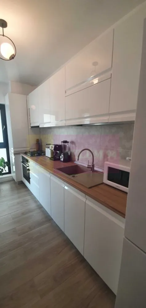 Vanzare Apartament 2 Camere mobilat si utilat Plaza Residence - Agentia Imobiliara Apulum 94, va ofera
De vanzare apartament modern de 2 camere, situat în complexul rezidențial Plaza Residence – Faza 2, ideal atât pentru locuit, cât și pentru investiție. 
Locuința are o suprafață utilă de 54 mp, la care se adaugă o terasă de 6 mp, fiind poziționată la etajul 12 din 12 într-un imobil finalizat în 2020.
Apartamentul este complet mobilat și utilat, amenajat cu mobilier modern și finisaje de calitate, fiind pregătit pentru mutare imediată.
Localizare și avantaje
Proprietatea beneficiază de o poziție excelentă, cu acces rapid către principalele puncte de interes din zonă:
aproximativ 250 m până la metrou Lujerului
acces rapid la mijloace de transport în comun
la o stație de Universitatea Politehnică
acces pietonal către AFI Cotroceni și Parcul Liniei
supermarketuri și magazine în imediata apropiere