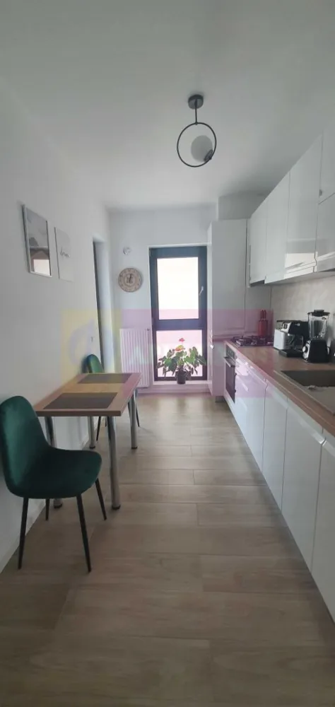 Vanzare Apartament 2 Camere mobilat si utilat Plaza Residence - Agentia Imobiliara Apulum 94, va ofera
De vanzare apartament modern de 2 camere, situat în complexul rezidențial Plaza Residence – Faza 2, ideal atât pentru locuit, cât și pentru investiție. 
Locuința are o suprafață utilă de 54 mp, la care se adaugă o terasă de 6 mp, fiind poziționată la etajul 12 din 12 într-un imobil finalizat în 2020.
Apartamentul este complet mobilat și utilat, amenajat cu mobilier modern și finisaje de calitate, fiind pregătit pentru mutare imediată.
Localizare și avantaje
Proprietatea beneficiază de o poziție excelentă, cu acces rapid către principalele puncte de interes din zonă:
aproximativ 250 m până la metrou Lujerului
acces rapid la mijloace de transport în comun
la o stație de Universitatea Politehnică
acces pietonal către AFI Cotroceni și Parcul Liniei
supermarketuri și magazine în imediata apropiere