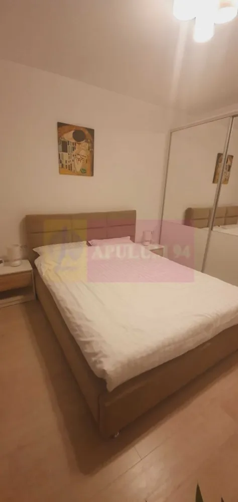 Vanzare Apartament 2 Camere mobilat si utilat Plaza Residence - Agentia Imobiliara Apulum 94, va ofera
De vanzare apartament modern de 2 camere, situat în complexul rezidențial Plaza Residence – Faza 2, ideal atât pentru locuit, cât și pentru investiție. 
Locuința are o suprafață utilă de 54 mp, la care se adaugă o terasă de 6 mp, fiind poziționată la etajul 12 din 12 într-un imobil finalizat în 2020.
Apartamentul este complet mobilat și utilat, amenajat cu mobilier modern și finisaje de calitate, fiind pregătit pentru mutare imediată.
Localizare și avantaje
Proprietatea beneficiază de o poziție excelentă, cu acces rapid către principalele puncte de interes din zonă:
aproximativ 250 m până la metrou Lujerului
acces rapid la mijloace de transport în comun
la o stație de Universitatea Politehnică
acces pietonal către AFI Cotroceni și Parcul Liniei
supermarketuri și magazine în imediata apropiere
