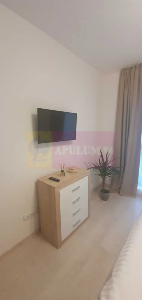 Vanzare Apartament 2 Camere mobilat si utilat Plaza Residence - Agentia Imobiliara Apulum 94, va ofera
De vanzare apartament modern de 2 camere, situat în complexul rezidențial Plaza Residence – Faza 2, ideal atât pentru locuit, cât și pentru investiție. 
Locuința are o suprafață utilă de 54 mp, la care se adaugă o terasă de 6 mp, fiind poziționată la etajul 12 din 12 într-un imobil finalizat în 2020.
Apartamentul este complet mobilat și utilat, amenajat cu mobilier modern și finisaje de calitate, fiind pregătit pentru mutare imediată.
Localizare și avantaje
Proprietatea beneficiază de o poziție excelentă, cu acces rapid către principalele puncte de interes din zonă:
aproximativ 250 m până la metrou Lujerului
acces rapid la mijloace de transport în comun
la o stație de Universitatea Politehnică
acces pietonal către AFI Cotroceni și Parcul Liniei
supermarketuri și magazine în imediata apropiere