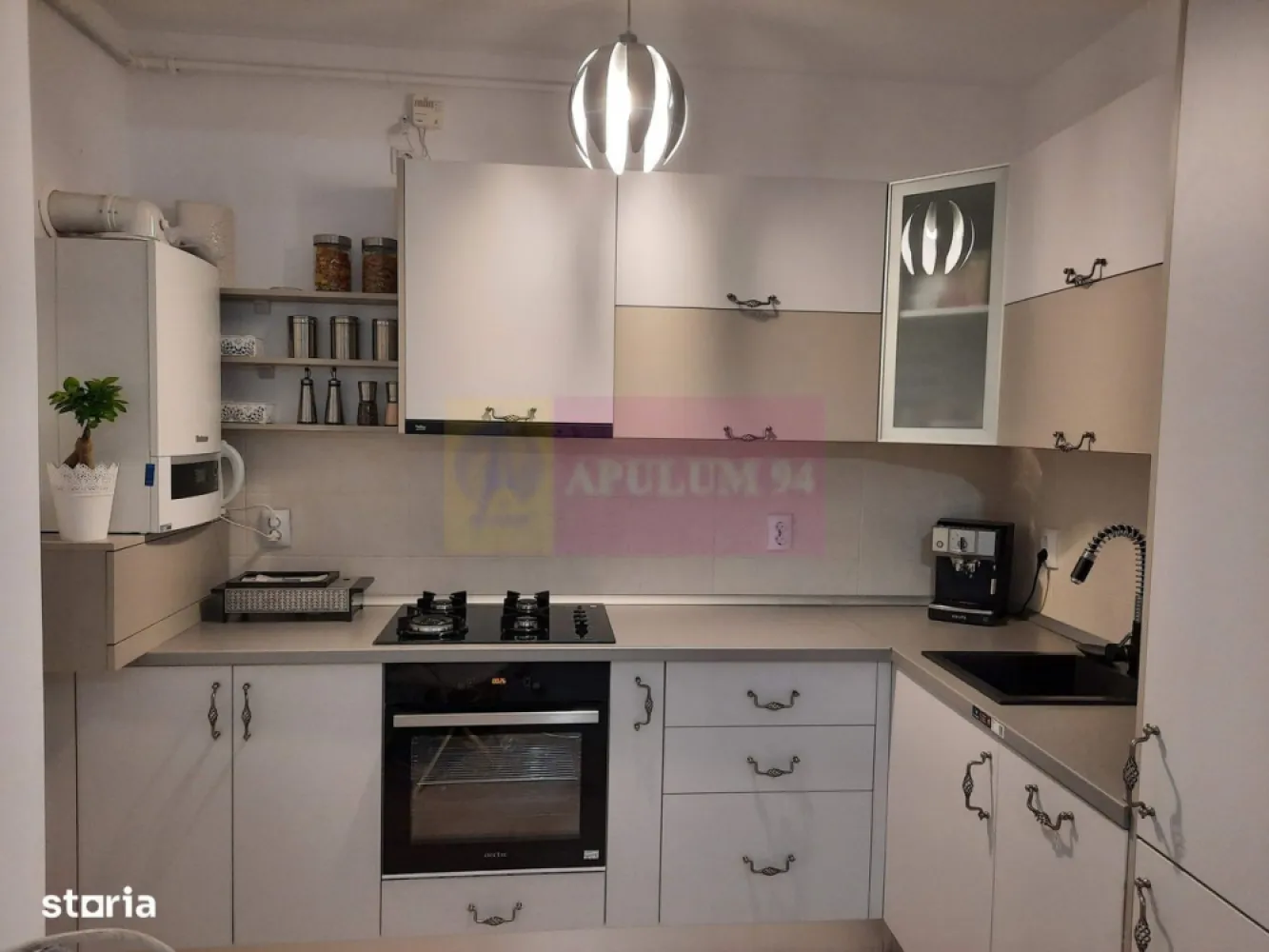 Apartament 2 Camere - Timisoara - Valea Larga - Bloc nou - Agentia Imobiliara Apulum 94, va ofera spre vanzare
Apartament cu 2 camere, bloc nou, spatios si luminos, situat la etajul 4, cu o suprafata utila de 64 mp. Constructia este din 2019, oferind finisaje de inalta calitate si parcare subterana. Livingul si dormitorul sunt spatioase, bucatarie noua, complet utilata, avand electrocasnice moderne si centrala proprie Buderus.
 Doua balcoane ofera o priveliste frumoasa asupra orasului. 
Aditional se poate achizitiona boxa in subteran (complex inchis cu bariera) si loc de parcare 
.Apartamentul se afla intr-o zona urbana, aproape de parcuri si magazine. In apropiere, gasesti restaurante variate precum "Shaormeria Cascadelor" si "McDonald's". 
Transportul in comun este usor accesibil, cu statii de autobuz la 2 min si metrou la 15 minute distanta.