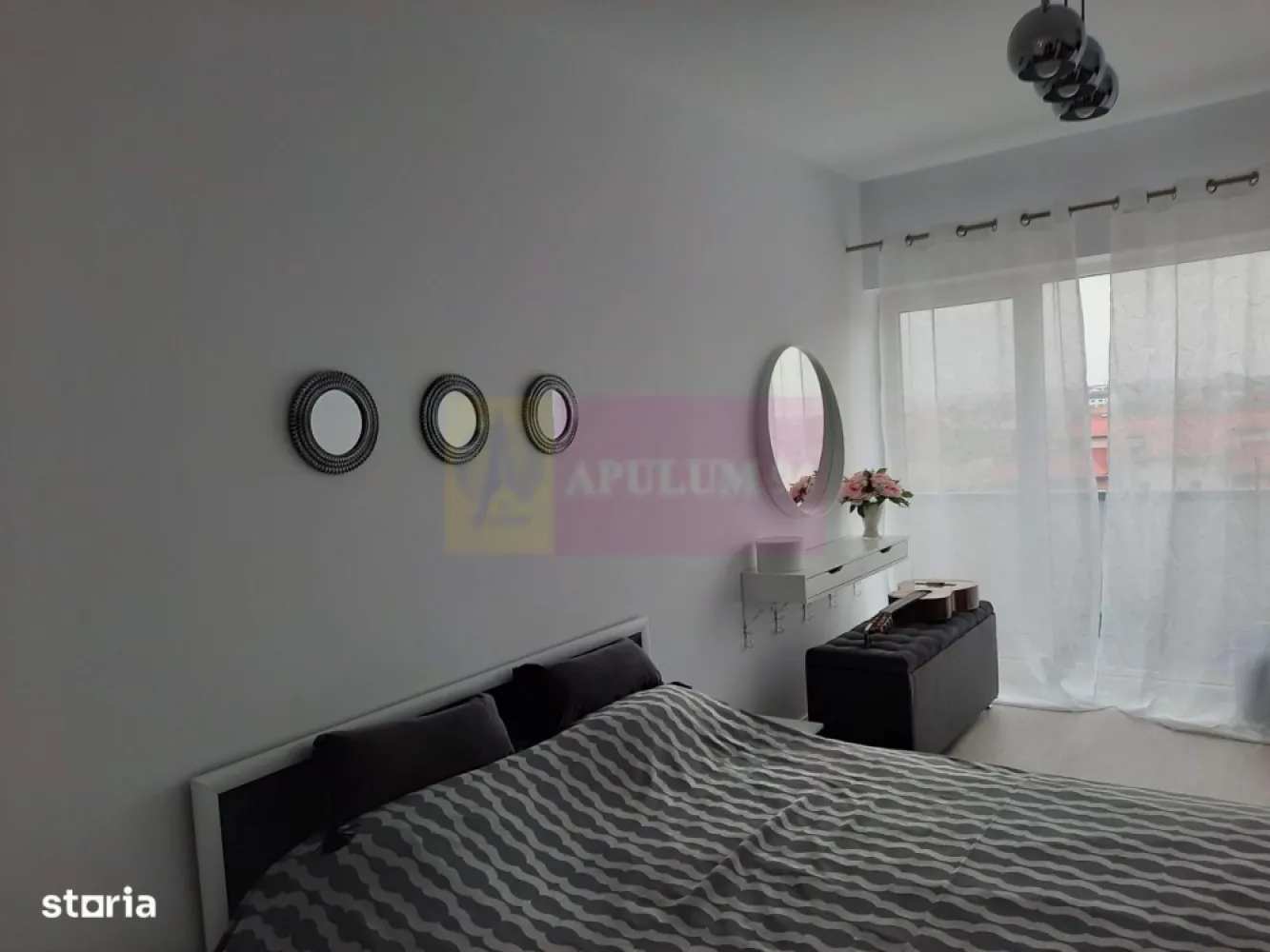 Apartament 2 Camere - Timisoara - Valea Larga - Bloc nou - Agentia Imobiliara Apulum 94, va ofera spre vanzare
Apartament cu 2 camere, bloc nou, spatios si luminos, situat la etajul 4, cu o suprafata utila de 64 mp. Constructia este din 2019, oferind finisaje de inalta calitate si parcare subterana. Livingul si dormitorul sunt spatioase, bucatarie noua, complet utilata, avand electrocasnice moderne si centrala proprie Buderus.
 Doua balcoane ofera o priveliste frumoasa asupra orasului. 
Aditional se poate achizitiona boxa in subteran (complex inchis cu bariera) si loc de parcare 
.Apartamentul se afla intr-o zona urbana, aproape de parcuri si magazine. In apropiere, gasesti restaurante variate precum "Shaormeria Cascadelor" si "McDonald's". 
Transportul in comun este usor accesibil, cu statii de autobuz la 2 min si metrou la 15 minute distanta.