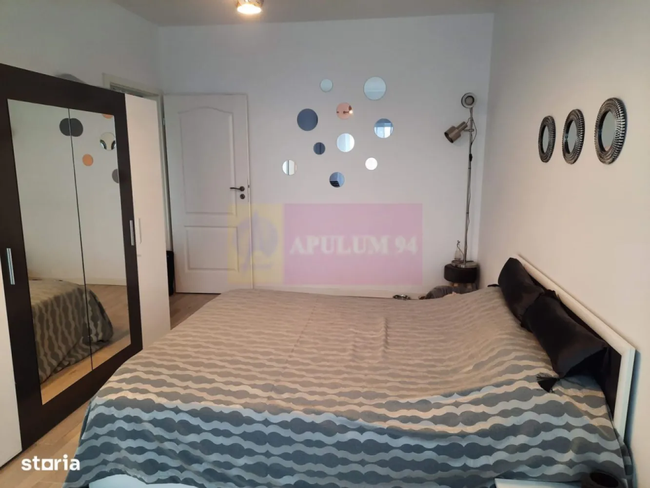 Apartament 2 Camere - Timisoara - Valea Larga - Bloc nou - Agentia Imobiliara Apulum 94, va ofera spre vanzare
Apartament cu 2 camere, bloc nou, spatios si luminos, situat la etajul 4, cu o suprafata utila de 64 mp. Constructia este din 2019, oferind finisaje de inalta calitate si parcare subterana. Livingul si dormitorul sunt spatioase, bucatarie noua, complet utilata, avand electrocasnice moderne si centrala proprie Buderus.
 Doua balcoane ofera o priveliste frumoasa asupra orasului. 
Aditional se poate achizitiona boxa in subteran (complex inchis cu bariera) si loc de parcare 
.Apartamentul se afla intr-o zona urbana, aproape de parcuri si magazine. In apropiere, gasesti restaurante variate precum "Shaormeria Cascadelor" si "McDonald's". 
Transportul in comun este usor accesibil, cu statii de autobuz la 2 min si metrou la 15 minute distanta.