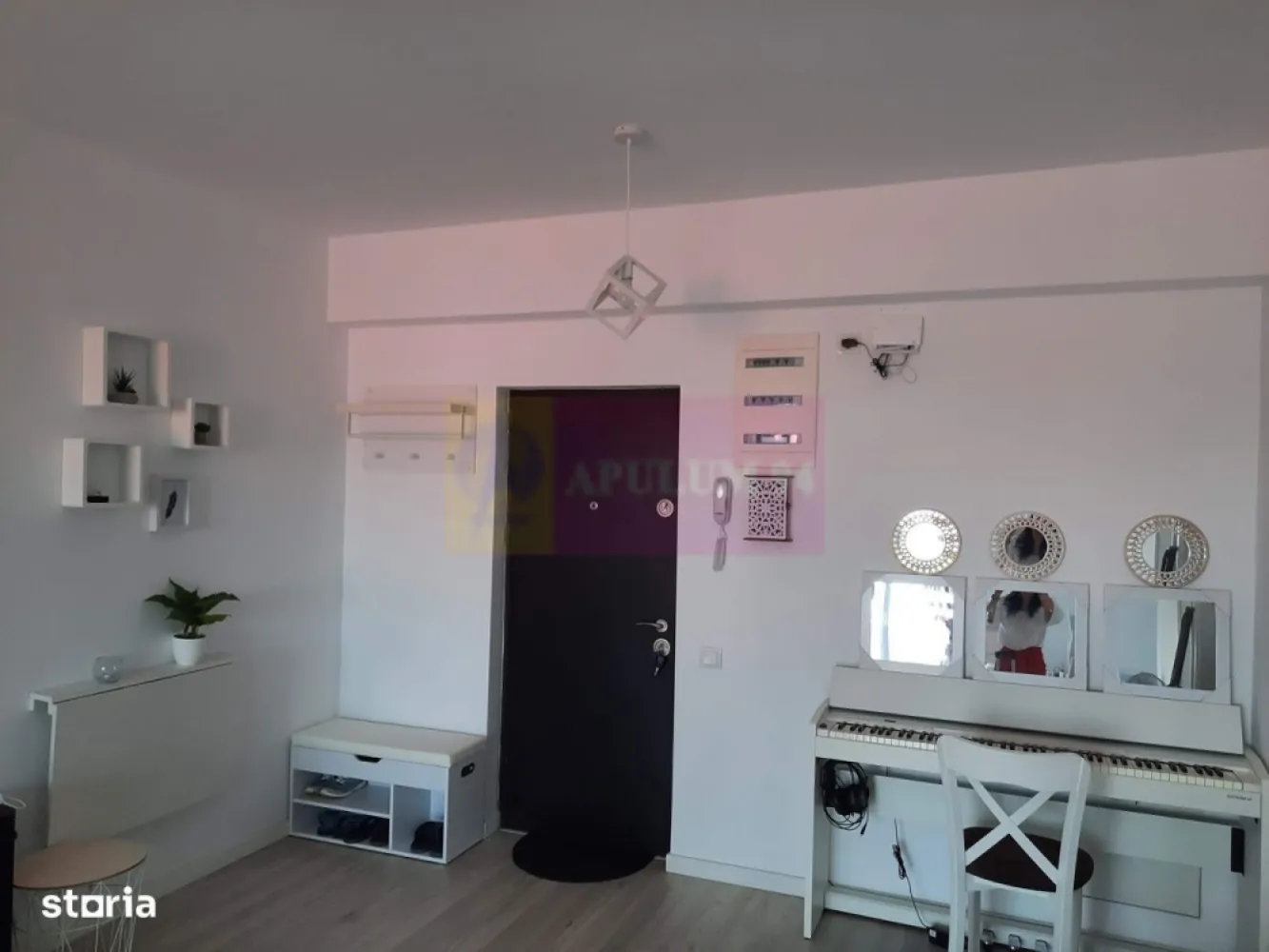 Apartament 2 Camere - Timisoara - Valea Larga - Bloc nou - Agentia Imobiliara Apulum 94, va ofera spre vanzare
Apartament cu 2 camere, bloc nou, spatios si luminos, situat la etajul 4, cu o suprafata utila de 64 mp. Constructia este din 2019, oferind finisaje de inalta calitate si parcare subterana. Livingul si dormitorul sunt spatioase, bucatarie noua, complet utilata, avand electrocasnice moderne si centrala proprie Buderus.
 Doua balcoane ofera o priveliste frumoasa asupra orasului. 
Aditional se poate achizitiona boxa in subteran (complex inchis cu bariera) si loc de parcare 
.Apartamentul se afla intr-o zona urbana, aproape de parcuri si magazine. In apropiere, gasesti restaurante variate precum "Shaormeria Cascadelor" si "McDonald's". 
Transportul in comun este usor accesibil, cu statii de autobuz la 2 min si metrou la 15 minute distanta.