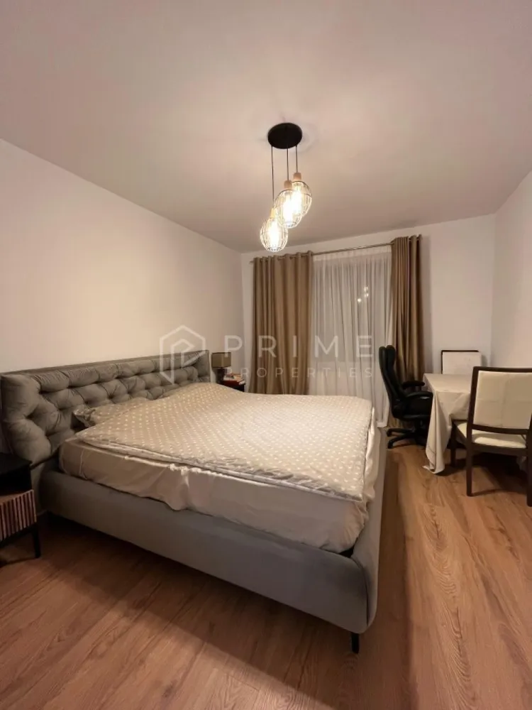 Apartament modern 3 cam Lavandei Residence Livezeni MS - Vă prezentăm spre vânzare un apartament modern cu 3 camere, bloc nou cu lift și parcare privată în Lavandei Residence Livezeni MS.
Dacă visezi la un apartament luminos, modern și amplasat într-o zonă liniștită, dar aproape de oraș, acest apartament din Comuna Livezeni este alegerea ideală!
Apartamentul se vinde mobilat si utilat cu mobilier pe comanda de la Netfront si Mobexpert, ideal pentru cei care își doresc să se mute imediat.
Situat la etajul 2 din 3 într-un bloc nou cu lift, apartamentul are o suprafață totală de 65 mp și o compartimentare practică, perfectă pentru confortul zilnic:
- Living cu bucătărie open-space,
- 2 dormitoare,
- 1 baie,
- Balcon spațios
Avantaje cheie:
- Bloc nou, cu lift și finisaje moderne
- Etaj intermediar (2 din 3)
- Lumină naturală din abundență
- Zonă liniștită, aer curat, aproape de Târgu Mureș
- Ideal pentru familii tinere sau investiție

Promisiunea Prime Properties:
Vă oferim siguranță, transparență și servicii impecabile pe tot parcursul drumului către casa ideală. Dacă această proprietate nu corespunde nevoilor dumneavoastră, lăsați-ne să găsim alternativa potrivită stilului dumneavoastră de viață.
Pentru informații suplimentare și programarea unei vizionări, vă rugăm să ne contactați.
Comision 0% pentru cumpărători