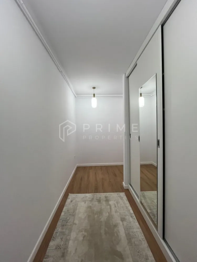 Apartament modern 3 cam Lavandei Residence Livezeni MS - Vă prezentăm spre vânzare un apartament modern cu 3 camere, bloc nou cu lift și parcare privată în Lavandei Residence Livezeni MS.
Dacă visezi la un apartament luminos, modern și amplasat într-o zonă liniștită, dar aproape de oraș, acest apartament din Comuna Livezeni este alegerea ideală!
Apartamentul se vinde mobilat si utilat cu mobilier pe comanda de la Netfront si Mobexpert, ideal pentru cei care își doresc să se mute imediat.
Situat la etajul 2 din 3 într-un bloc nou cu lift, apartamentul are o suprafață totală de 65 mp și o compartimentare practică, perfectă pentru confortul zilnic:
- Living cu bucătărie open-space,
- 2 dormitoare,
- 1 baie,
- Balcon spațios
Avantaje cheie:
- Bloc nou, cu lift și finisaje moderne
- Etaj intermediar (2 din 3)
- Lumină naturală din abundență
- Zonă liniștită, aer curat, aproape de Târgu Mureș
- Ideal pentru familii tinere sau investiție

Promisiunea Prime Properties:
Vă oferim siguranță, transparență și servicii impecabile pe tot parcursul drumului către casa ideală. Dacă această proprietate nu corespunde nevoilor dumneavoastră, lăsați-ne să găsim alternativa potrivită stilului dumneavoastră de viață.
Pentru informații suplimentare și programarea unei vizionări, vă rugăm să ne contactați.
Comision 0% pentru cumpărători
