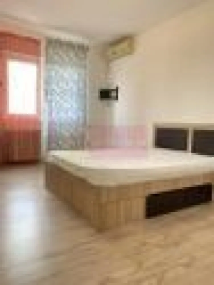 Apartament 2 camere, LUX, Nerva Traian, Decebal langa Mall Vitan - Agentia Imobiliara Apulum 94, va ofera spre vanzare 
Apartament cu 2 camera, complet mobilat si utilat, Ac, Tv, bucatarie complet utilata si mobilata, aragaz, frigider, masina de spalat, balcon, parchet triplu stratificat.
Blocul este din 2001, beton armat, la 3 minute de mers pe jos de Mall Vitan
Paza non stop, cheltuieli mici la intretinere, zone comune supravegheate video