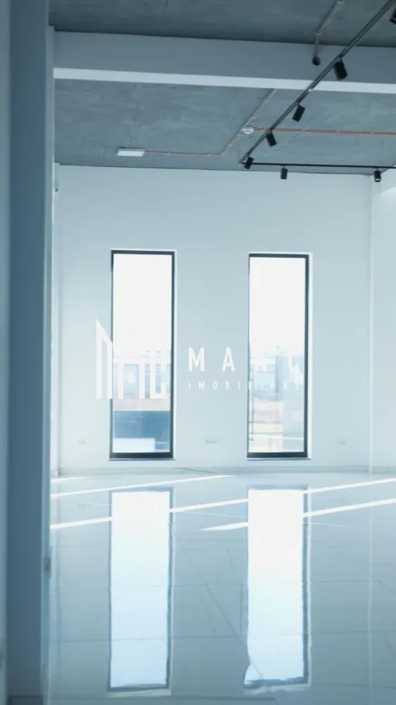 SPATIU MULTIFUNCTIONAL I DOTARI PREMIUM I SELIMBAR-DN1 - Se oferă spre închiriere un spațiu multifuncțional, ideal pentru birouri, showroom sau activități comerciale, situat într-o zonă cu vizibilitate excelentă, direct pe DN, în Șelimbăr. Spațiul are o suprafață totală de 240 mp, este dispus pe două niveluri și este compartimentat open space atât la parter, cât și la etaj, oferind flexibilitate maximă în amenajare. Caracteristici principale: Suprafață totală: 240 mp Regim: P + 1 Open space la ambele niveluri Destinație: spațiu comercial / birouri / showroom Grupuri sanitare Aer condiționat Incalzire in pardoseala Sistem de supraveghere video 15 locuri de parcare dedicate Acces facil și vizibilitate foarte bună din DN Pe lângă spațiul principal, există posibilitatea de închiriere a unor spații suplimentare, în funcție de necesități: Variante de închiriere disponibile: 1. Spațiu comercial / birouri / showroom Suprafață: 240 mp (P + 1, open space) Preț: 2.500 euro / lună 2. Spațiu de depozitare (opțional) Suprafață: 100 mp Înălțime: 8 m Acces auto separat Preț: 1.200 euro / lună 3. Spațiu suplimentar pentru extindere Suprafață: 150 mp Înălțime: 8 m Acces auto separat Preț: 1.800 euro / luna Acest spațiu este ideal pentru firme care caută vizibilitate, flexibilitate și posibilitate de extindere într-o zonă cu trafic intens. Pentru informati si vizionari: ID: CP2861279 }}