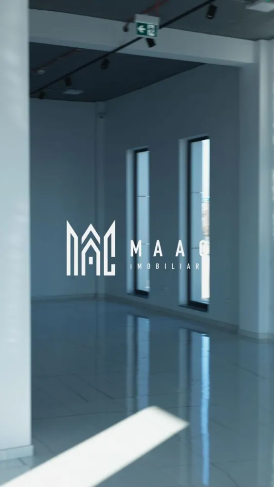 SPATIU MULTIFUNCTIONAL I DOTARI PREMIUM I SELIMBAR-DN1 - Se oferă spre închiriere un spațiu multifuncțional, ideal pentru birouri, showroom sau activități comerciale, situat într-o zonă cu vizibilitate excelentă, direct pe DN, în Șelimbăr. Spațiul are o suprafață totală de 240 mp, este dispus pe două niveluri și este compartimentat open space atât la parter, cât și la etaj, oferind flexibilitate maximă în amenajare. Caracteristici principale: Suprafață totală: 240 mp Regim: P + 1 Open space la ambele niveluri Destinație: spațiu comercial / birouri / showroom Grupuri sanitare Aer condiționat Incalzire in pardoseala Sistem de supraveghere video 15 locuri de parcare dedicate Acces facil și vizibilitate foarte bună din DN Pe lângă spațiul principal, există posibilitatea de închiriere a unor spații suplimentare, în funcție de necesități: Variante de închiriere disponibile: 1. Spațiu comercial / birouri / showroom Suprafață: 240 mp (P + 1, open space) Preț: 2.500 euro / lună 2. Spațiu de depozitare (opțional) Suprafață: 100 mp Înălțime: 8 m Acces auto separat Preț: 1.200 euro / lună 3. Spațiu suplimentar pentru extindere Suprafață: 150 mp Înălțime: 8 m Acces auto separat Preț: 1.800 euro / luna Acest spațiu este ideal pentru firme care caută vizibilitate, flexibilitate și posibilitate de extindere într-o zonă cu trafic intens. Pentru informati si vizionari: ID: CP2861279 }}