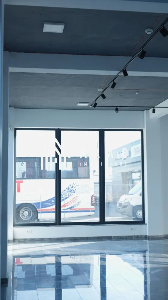 SPATIU MULTIFUNCTIONAL I DOTARI PREMIUM I SELIMBAR-DN1 - Se oferă spre închiriere un spațiu multifuncțional, ideal pentru birouri, showroom sau activități comerciale, situat într-o zonă cu vizibilitate excelentă, direct pe DN, în Șelimbăr. Spațiul are o suprafață totală de 240 mp, este dispus pe două niveluri și este compartimentat open space atât la parter, cât și la etaj, oferind flexibilitate maximă în amenajare. Caracteristici principale: Suprafață totală: 240 mp Regim: P + 1 Open space la ambele niveluri Destinație: spațiu comercial / birouri / showroom Grupuri sanitare Aer condiționat Incalzire in pardoseala Sistem de supraveghere video 15 locuri de parcare dedicate Acces facil și vizibilitate foarte bună din DN Pe lângă spațiul principal, există posibilitatea de închiriere a unor spații suplimentare, în funcție de necesități: Variante de închiriere disponibile: 1. Spațiu comercial / birouri / showroom Suprafață: 240 mp (P + 1, open space) Preț: 2.500 euro / lună 2. Spațiu de depozitare (opțional) Suprafață: 100 mp Înălțime: 8 m Acces auto separat Preț: 1.200 euro / lună 3. Spațiu suplimentar pentru extindere Suprafață: 150 mp Înălțime: 8 m Acces auto separat Preț: 1.800 euro / luna Acest spațiu este ideal pentru firme care caută vizibilitate, flexibilitate și posibilitate de extindere într-o zonă cu trafic intens. Pentru informati si vizionari: ID: CP2861279 }}