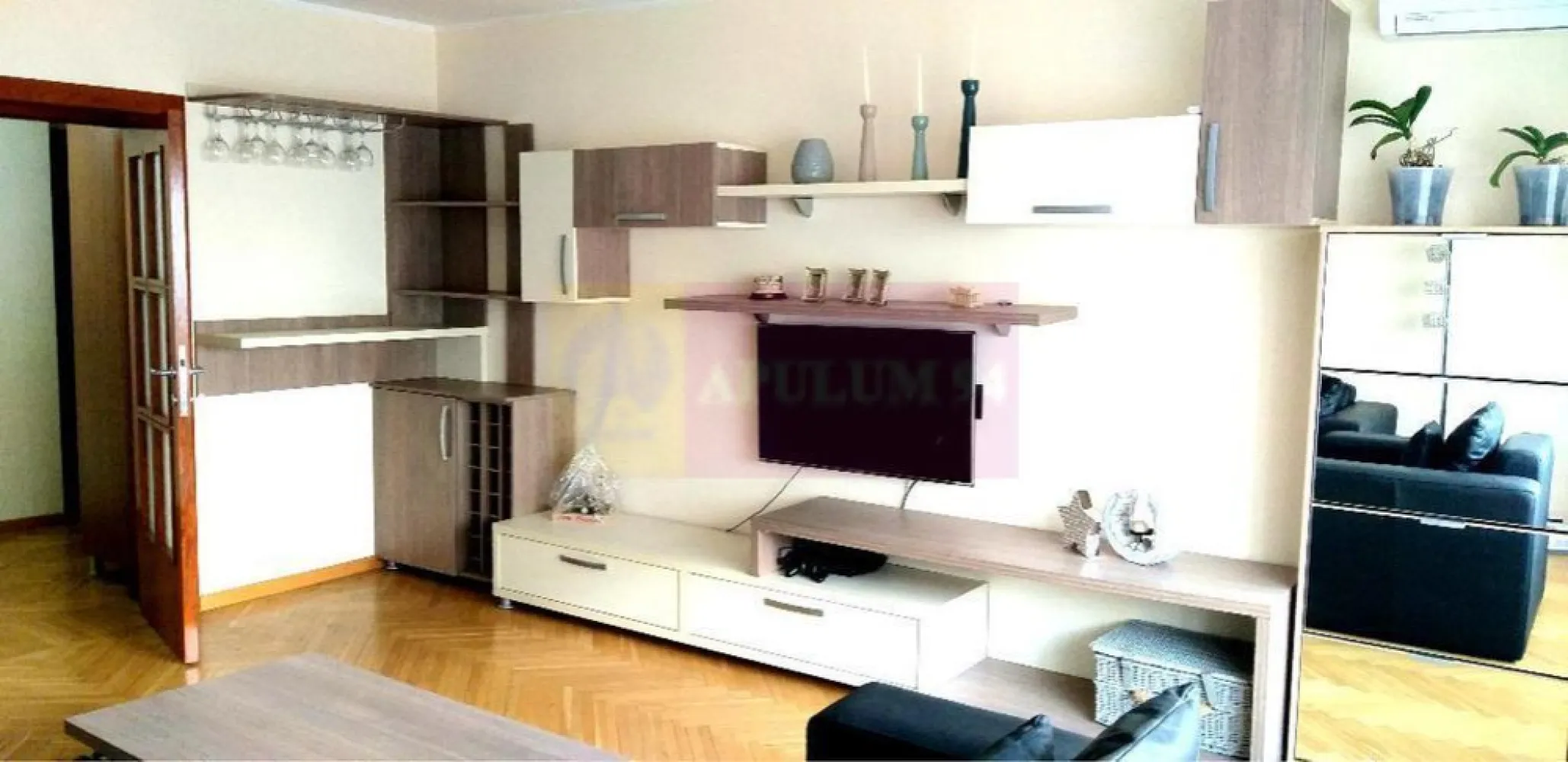 3cam, Calea Calarasi, Munciiloc parcare, LUX - Agentia Imobiliara Apu;lum 94
Vinde apartament spatios si decomandat de 3 camere situat pe Calea Calarasi , langa universitatea Hyperion. Acesta este compus din dormitor matrimonial cu balcon inchis, dormitor secundar/ birou, bucatarie , living , 2 bai si este situat la etajul 3 din 7. 

Apartamentul este nou , in stare impecabila si se vinde mobilat si utilat complet( cum se vede in pozele atasate). 
Blocul este din 1992 si recent anvelopat.
Pozitia excelenta , langa facultatea Hyperion si Kaufland, statii mijloc de transport tramvai si metrou Muncii 10min pe jos, scoala , gradinite, banci, piata Hala Traian, bd. Decebal si Delea la 5 min pe jos, Unirii 3 statii de ratb.

Proprietatea detine si un loc de parcare de la Primaria sector 3 . La nevoie, sunt si locuri pe strada , unde se poate parca la liber. 

Apartamentul este disponibil imediat.