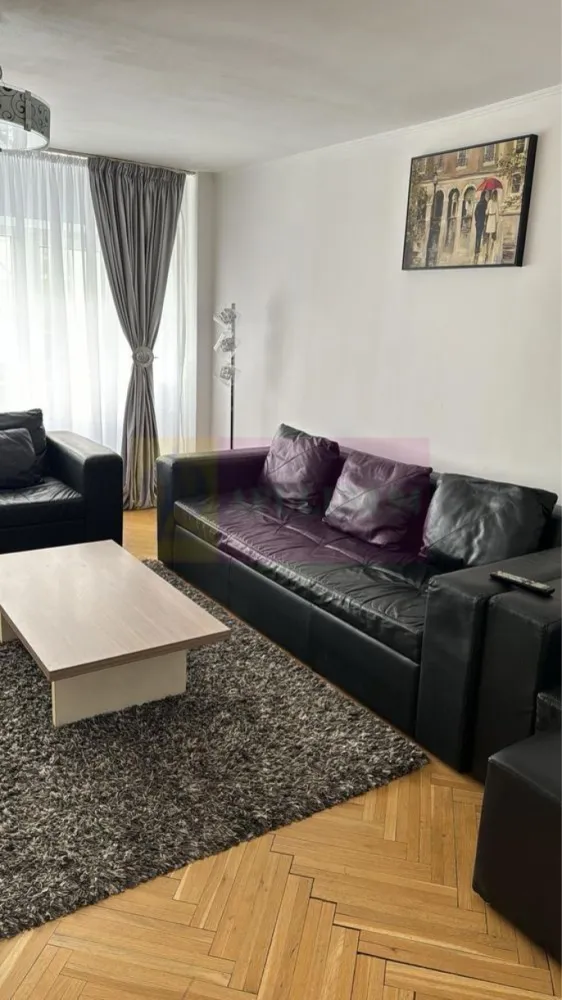 3cam, Calea Calarasi, Munciiloc parcare, LUX - Agentia Imobiliara Apu;lum 94
Vinde apartament spatios si decomandat de 3 camere situat pe Calea Calarasi , langa universitatea Hyperion. Acesta este compus din dormitor matrimonial cu balcon inchis, dormitor secundar/ birou, bucatarie , living , 2 bai si este situat la etajul 3 din 7. 

Apartamentul este nou , in stare impecabila si se vinde mobilat si utilat complet( cum se vede in pozele atasate). 
Blocul este din 1992 si recent anvelopat.
Pozitia excelenta , langa facultatea Hyperion si Kaufland, statii mijloc de transport tramvai si metrou Muncii 10min pe jos, scoala , gradinite, banci, piata Hala Traian, bd. Decebal si Delea la 5 min pe jos, Unirii 3 statii de ratb.

Proprietatea detine si un loc de parcare de la Primaria sector 3 . La nevoie, sunt si locuri pe strada , unde se poate parca la liber. 

Apartamentul este disponibil imediat.
