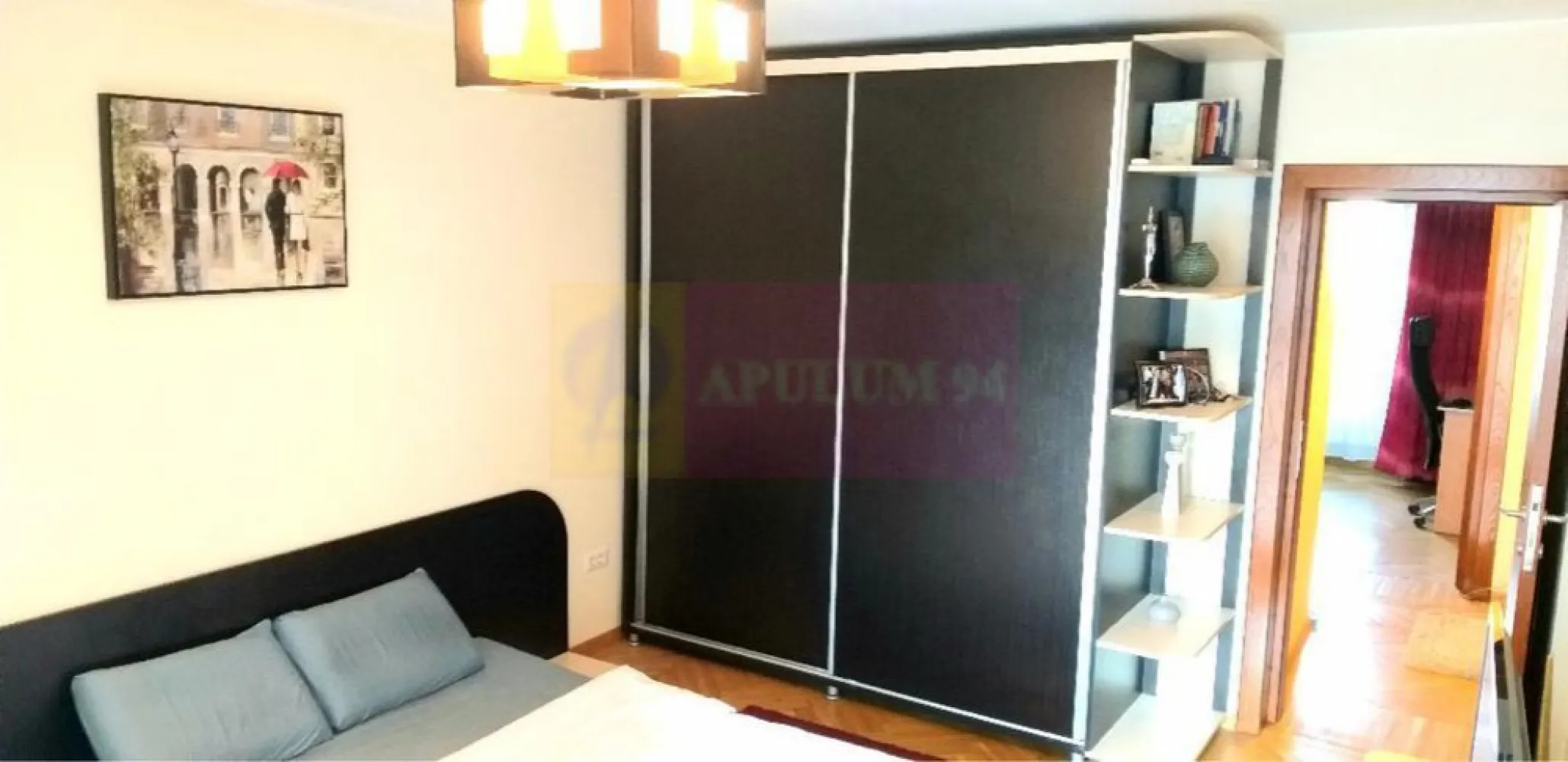 3cam, Calea Calarasi, Munciiloc parcare, LUX - Agentia Imobiliara Apu;lum 94
Vinde apartament spatios si decomandat de 3 camere situat pe Calea Calarasi , langa universitatea Hyperion. Acesta este compus din dormitor matrimonial cu balcon inchis, dormitor secundar/ birou, bucatarie , living , 2 bai si este situat la etajul 3 din 7. 

Apartamentul este nou , in stare impecabila si se vinde mobilat si utilat complet( cum se vede in pozele atasate). 
Blocul este din 1992 si recent anvelopat.
Pozitia excelenta , langa facultatea Hyperion si Kaufland, statii mijloc de transport tramvai si metrou Muncii 10min pe jos, scoala , gradinite, banci, piata Hala Traian, bd. Decebal si Delea la 5 min pe jos, Unirii 3 statii de ratb.

Proprietatea detine si un loc de parcare de la Primaria sector 3 . La nevoie, sunt si locuri pe strada , unde se poate parca la liber. 

Apartamentul este disponibil imediat.