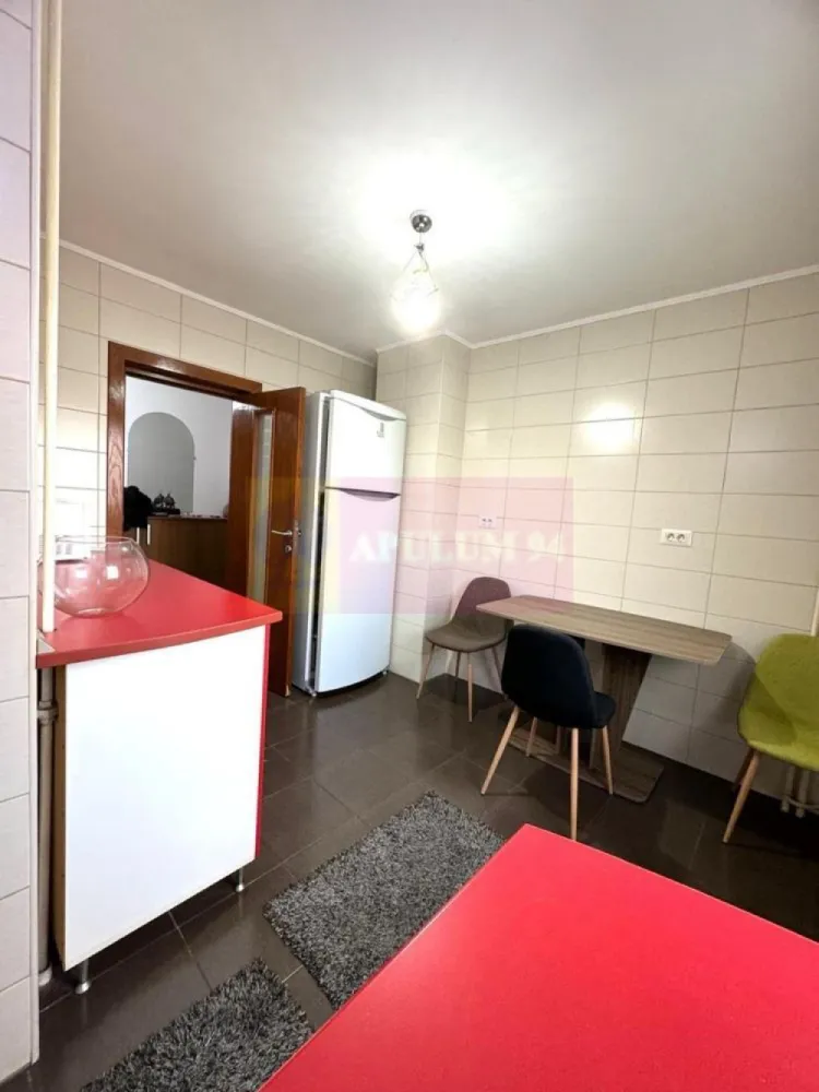 3cam, Calea Calarasi, Munciiloc parcare, LUX - Agentia Imobiliara Apu;lum 94
Vinde apartament spatios si decomandat de 3 camere situat pe Calea Calarasi , langa universitatea Hyperion. Acesta este compus din dormitor matrimonial cu balcon inchis, dormitor secundar/ birou, bucatarie , living , 2 bai si este situat la etajul 3 din 7. 

Apartamentul este nou , in stare impecabila si se vinde mobilat si utilat complet( cum se vede in pozele atasate). 
Blocul este din 1992 si recent anvelopat.
Pozitia excelenta , langa facultatea Hyperion si Kaufland, statii mijloc de transport tramvai si metrou Muncii 10min pe jos, scoala , gradinite, banci, piata Hala Traian, bd. Decebal si Delea la 5 min pe jos, Unirii 3 statii de ratb.

Proprietatea detine si un loc de parcare de la Primaria sector 3 . La nevoie, sunt si locuri pe strada , unde se poate parca la liber. 

Apartamentul este disponibil imediat.