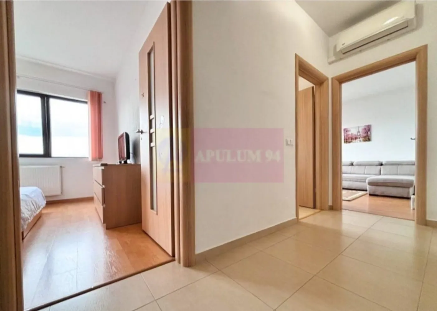 2 camere, Lujerului, Bloc nou Parcul Liniei - Agentia Imobiliara Apulum 94, va ofera spre vanzare un apartament cu 2 camere, spațios și luminos, situat în imobilul de referință construit în 2016 , la doar câteva minute de metrou Lujerului.
Apartamentul este situat la etajul 9 din 12, oferind o vedere panoramică superbă asupra zonei, fără zgomotul direct de la bulevard.
DETALII APARTAMENT:
Suprafață: 57 mp utili (compartimentare inteligentă, spații largi).
Structură: Complet DECOMANDAT (hol generos, bucătărie închisă, dormitor și living separate).
Dotări: Centrală termică proprie (confort termic ridicat + costuri mici), Aer Condiționat (AC), finisaje moderne.
Stare: Se vinde MOBILAT și UTILAT complet – te poți muta imediat sau îl poți închiria (randament excelent în zonă).
FACILITĂȚI ZONĂ:
Transport: 5-7 min. mers pe jos până la Metrou Lujerului, acces rapid la tramvai 41 și alte linii STB.
Shopping: Cora Lujerului, Plaza România, Auchan, Mega Image – toate la 5-10 min. distanță.
Imobil: Bloc modern (2016), 2 lifturi rapide, scară curată, vecini de calitate