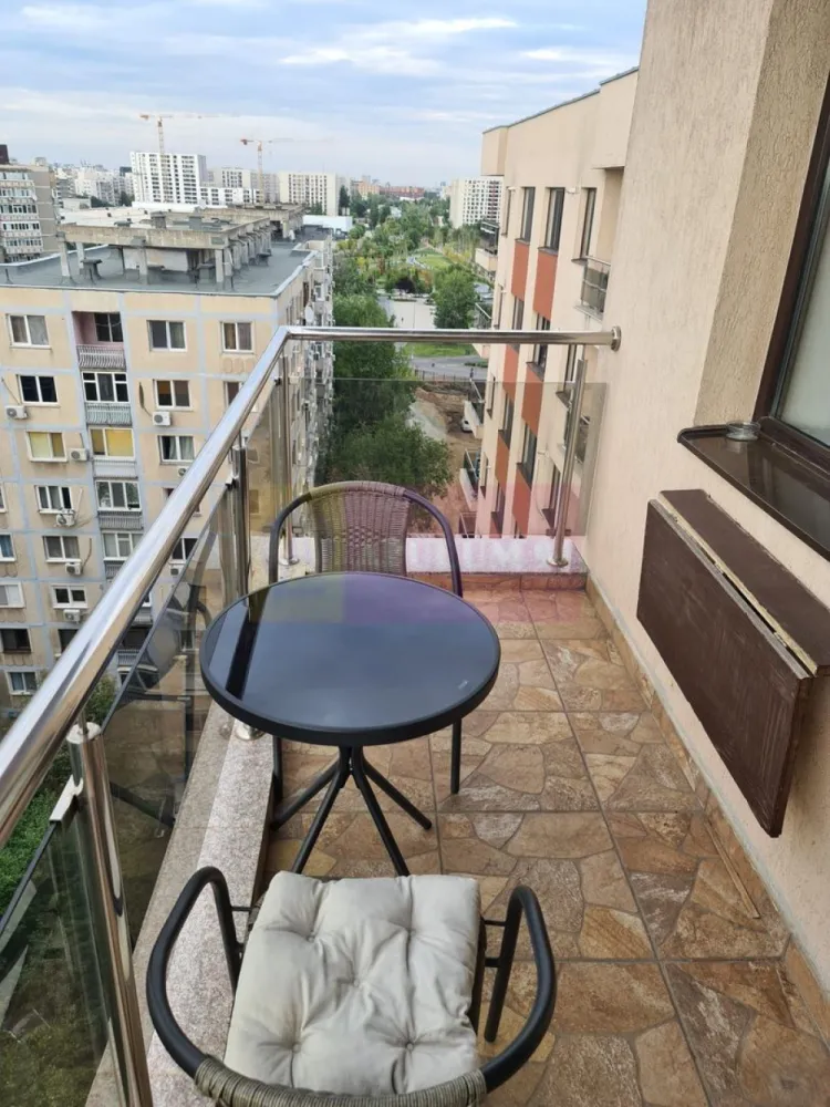 2 camere, Lujerului, Bloc nou Parcul Liniei - Agentia Imobiliara Apulum 94, va ofera spre vanzare un apartament cu 2 camere, spațios și luminos, situat în imobilul de referință construit în 2016 , la doar câteva minute de metrou Lujerului.
Apartamentul este situat la etajul 9 din 12, oferind o vedere panoramică superbă asupra zonei, fără zgomotul direct de la bulevard.
DETALII APARTAMENT:
Suprafață: 57 mp utili (compartimentare inteligentă, spații largi).
Structură: Complet DECOMANDAT (hol generos, bucătărie închisă, dormitor și living separate).
Dotări: Centrală termică proprie (confort termic ridicat + costuri mici), Aer Condiționat (AC), finisaje moderne.
Stare: Se vinde MOBILAT și UTILAT complet – te poți muta imediat sau îl poți închiria (randament excelent în zonă).
FACILITĂȚI ZONĂ:
Transport: 5-7 min. mers pe jos până la Metrou Lujerului, acces rapid la tramvai 41 și alte linii STB.
Shopping: Cora Lujerului, Plaza România, Auchan, Mega Image – toate la 5-10 min. distanță.
Imobil: Bloc modern (2016), 2 lifturi rapide, scară curată, vecini de calitate