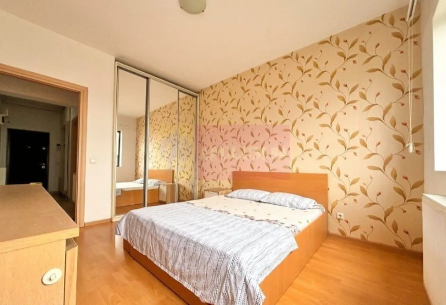 2 camere, Lujerului, Bloc nou Parcul Liniei - Agentia Imobiliara Apulum 94, va ofera spre vanzare un apartament cu 2 camere, spațios și luminos, situat în imobilul de referință construit în 2016 , la doar câteva minute de metrou Lujerului.
Apartamentul este situat la etajul 9 din 12, oferind o vedere panoramică superbă asupra zonei, fără zgomotul direct de la bulevard.
DETALII APARTAMENT:
Suprafață: 57 mp utili (compartimentare inteligentă, spații largi).
Structură: Complet DECOMANDAT (hol generos, bucătărie închisă, dormitor și living separate).
Dotări: Centrală termică proprie (confort termic ridicat + costuri mici), Aer Condiționat (AC), finisaje moderne.
Stare: Se vinde MOBILAT și UTILAT complet – te poți muta imediat sau îl poți închiria (randament excelent în zonă).
FACILITĂȚI ZONĂ:
Transport: 5-7 min. mers pe jos până la Metrou Lujerului, acces rapid la tramvai 41 și alte linii STB.
Shopping: Cora Lujerului, Plaza România, Auchan, Mega Image – toate la 5-10 min. distanță.
Imobil: Bloc modern (2016), 2 lifturi rapide, scară curată, vecini de calitate