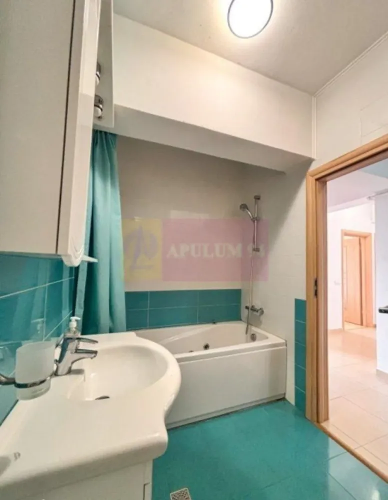 2 camere, Lujerului, Bloc nou Parcul Liniei - Agentia Imobiliara Apulum 94, va ofera spre vanzare un apartament cu 2 camere, spațios și luminos, situat în imobilul de referință construit în 2016 , la doar câteva minute de metrou Lujerului.
Apartamentul este situat la etajul 9 din 12, oferind o vedere panoramică superbă asupra zonei, fără zgomotul direct de la bulevard.
DETALII APARTAMENT:
Suprafață: 57 mp utili (compartimentare inteligentă, spații largi).
Structură: Complet DECOMANDAT (hol generos, bucătărie închisă, dormitor și living separate).
Dotări: Centrală termică proprie (confort termic ridicat + costuri mici), Aer Condiționat (AC), finisaje moderne.
Stare: Se vinde MOBILAT și UTILAT complet – te poți muta imediat sau îl poți închiria (randament excelent în zonă).
FACILITĂȚI ZONĂ:
Transport: 5-7 min. mers pe jos până la Metrou Lujerului, acces rapid la tramvai 41 și alte linii STB.
Shopping: Cora Lujerului, Plaza România, Auchan, Mega Image – toate la 5-10 min. distanță.
Imobil: Bloc modern (2016), 2 lifturi rapide, scară curată, vecini de calitate