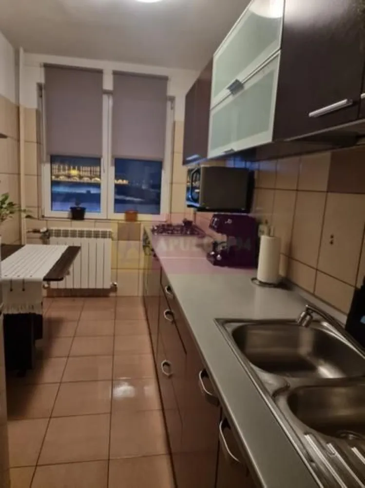 Apartament 3 camere Mega Mall. - Agenia Imobiliara Apulum 94,
Ofera spre vanzare un apartament cu 3 camere, decomandat, situat in zona Pantelimon, MegaMall, intr-un imobil construit in 1976, disponibil la etajul 12 din 14, cu o suprafata de 72.01 mp. 
 Imobilul este reabilitat termic iar apartamentul are certificatul de performanta energetic : clasa B
Blocul este incadrat in grad seismic 2.
Pozitia apartamentului E / S - E : livingul si camera matrimoniala sunt cu vedere spre Lacul Fundeni ( spre est), camera si bucataria spre Sos. Pantelimon (sud -est).
Apartamentul se vinde mobilat si utilat.
Facilitati in proximitate:
• MegaMall – Carrefour si Kaufland;
• Piata Delfinului si Lidl;
• Megaimage / shop&go;
• Stadionul National si Parcul National.
Transport :
• Tramvai : 14, 55 si 36 ;
• Autobuz : 330, 335, 104 si 143 ;
• Troleibuz : 86 si 90 .
Educatie :
• Gradinita nr. 236 (in spatele blocului ) ;
• Gradinita Castel (5 min) ;
• Scoala nr 51 (scoala arondata adresei );
• Scoala nr 49.
Activitati sportive:
• Complex Sportiv Olimpia Bucuresti (basket, volei, inot, ciclism, tenis de camp – 5 min );
• Word Class ( in incinta MegaMall );
• 7oo Fit Club Pantelimon ( 5 min );
• Club Miramar (8 min).