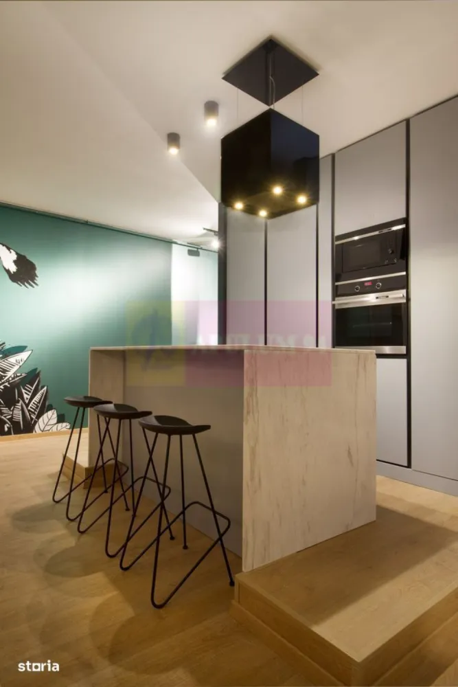 Apartament cu 3 camere, balcon și loc de parcare in garaj - Mall Vitan - Agentia Imobiliara Apulum 94, va prezinta un apartament de 82,04 mp, situat la etajul 10 dintr-un bloc construit în 2017, oferă un spațiu gata de utilizare. Dispunând de mobilier complet și loc de parcare la subteran, se potrivește nevoilor tale. Pardoselile de lemn și finisajele de înaltă calitate creează un ambient plăcut.Apartamentul are 3 camere, o bucătărie echipată cu plită și cuptor, și o baie cu finisaje de calitate.Locuința se află în Vitan Sector 3, o zonă cu acces facil la diverse facilități. În apropiere găsești școli, parcuri și centre comerciale. Transportul public te conectează rapid la întreg orașul, cu stații de autobuz, tramvai și metrou în apropiere (statia Mihai Bravu la 5 minute de mers pe jos).Dacă vrei să te muți în această locuință confortabilă, contactează-ne pentru a programa o vizionare. Nu rata ocazia de a locui într-o zonă vibrantă, aproape de facilități diverse și cu acces rapid spre centru.Apartamentul a castigat si anuala de arhitectura in anul 2017.
