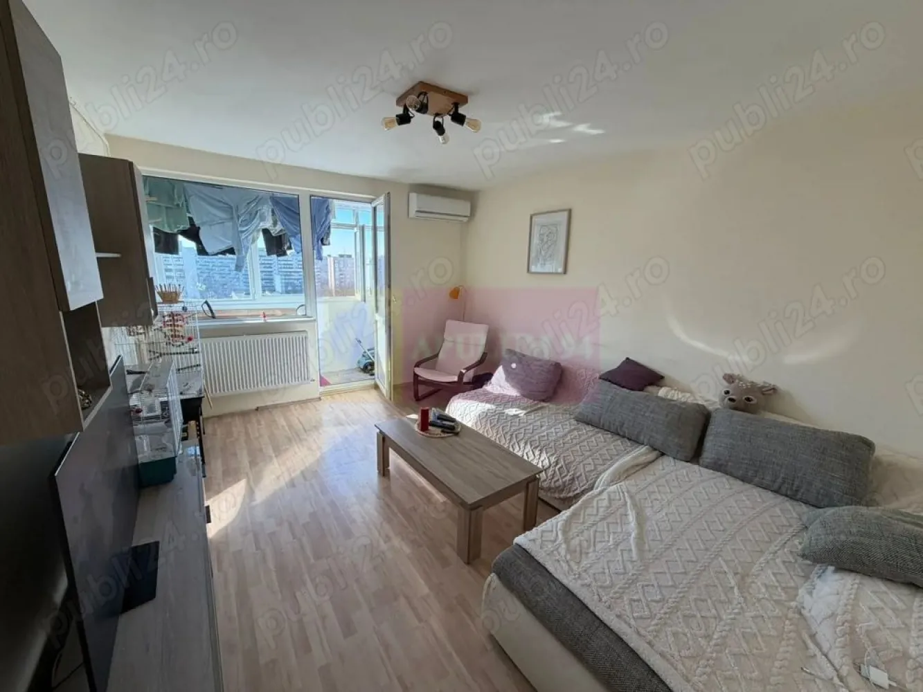 Apartament 2 camere Dr.Taberei - Agentia Imobiliara Apulum 94, va ofera spre vanzare un apartament cu.2 camere circular in cartierul Dr.Taberei,etaj 10 10,supaf.totala 50 mp,anvelopat in 2024,termopane noi,incalzire centralizata,doua lifturi noi,La intrarea din fata blocului se afla statia metrou Romancierilor,statii autobuz 105,136,vis a vis se afla Trattoria Monza{vara muzica live},Il Calcio,Mega Image,la 8 minute de parcul Moghioros si la doua statii de autobuz piata Celibidache
Apartamentul are instalatie sanitara si calorifere schimbate,usa metalica intrare,usi interior schimbate,gresie,faianta,parchet,aer conditionat,doua debarale,balcon inchis termopan.
Apartamentul se vinde partial mobilat.Scara blocului este curata si monitorizata video,vecini linistiti,Apartamentul ofera o priveliste superba,apus de soare deosebit si cand este senin se vad muntii.