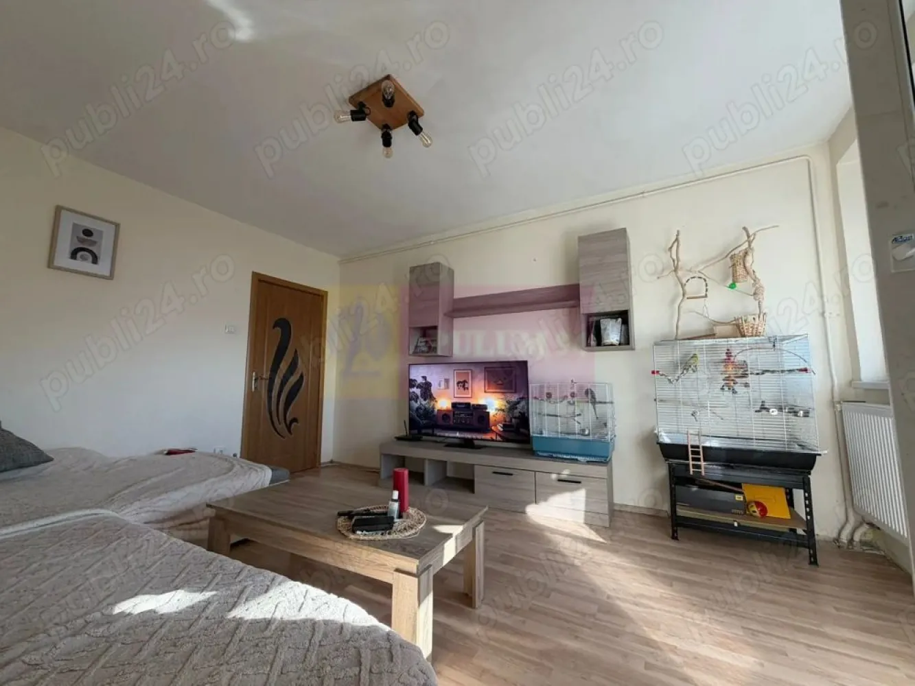 Apartament 2 camere Dr.Taberei - Agentia Imobiliara Apulum 94, va ofera spre vanzare un apartament cu.2 camere circular in cartierul Dr.Taberei,etaj 10 10,supaf.totala 50 mp,anvelopat in 2024,termopane noi,incalzire centralizata,doua lifturi noi,La intrarea din fata blocului se afla statia metrou Romancierilor,statii autobuz 105,136,vis a vis se afla Trattoria Monza{vara muzica live},Il Calcio,Mega Image,la 8 minute de parcul Moghioros si la doua statii de autobuz piata Celibidache
Apartamentul are instalatie sanitara si calorifere schimbate,usa metalica intrare,usi interior schimbate,gresie,faianta,parchet,aer conditionat,doua debarale,balcon inchis termopan.
Apartamentul se vinde partial mobilat.Scara blocului este curata si monitorizata video,vecini linistiti,Apartamentul ofera o priveliste superba,apus de soare deosebit si cand este senin se vad muntii.