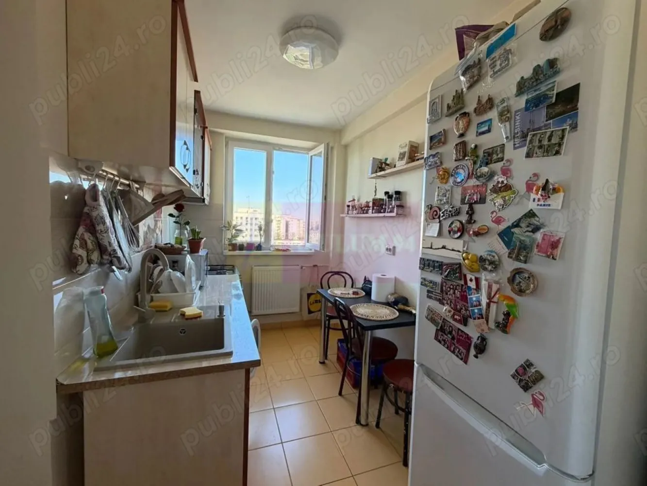 Apartament 2 camere Dr.Taberei - Agentia Imobiliara Apulum 94, va ofera spre vanzare un apartament cu.2 camere circular in cartierul Dr.Taberei,etaj 10 10,supaf.totala 50 mp,anvelopat in 2024,termopane noi,incalzire centralizata,doua lifturi noi,La intrarea din fata blocului se afla statia metrou Romancierilor,statii autobuz 105,136,vis a vis se afla Trattoria Monza{vara muzica live},Il Calcio,Mega Image,la 8 minute de parcul Moghioros si la doua statii de autobuz piata Celibidache
Apartamentul are instalatie sanitara si calorifere schimbate,usa metalica intrare,usi interior schimbate,gresie,faianta,parchet,aer conditionat,doua debarale,balcon inchis termopan.
Apartamentul se vinde partial mobilat.Scara blocului este curata si monitorizata video,vecini linistiti,Apartamentul ofera o priveliste superba,apus de soare deosebit si cand este senin se vad muntii.
