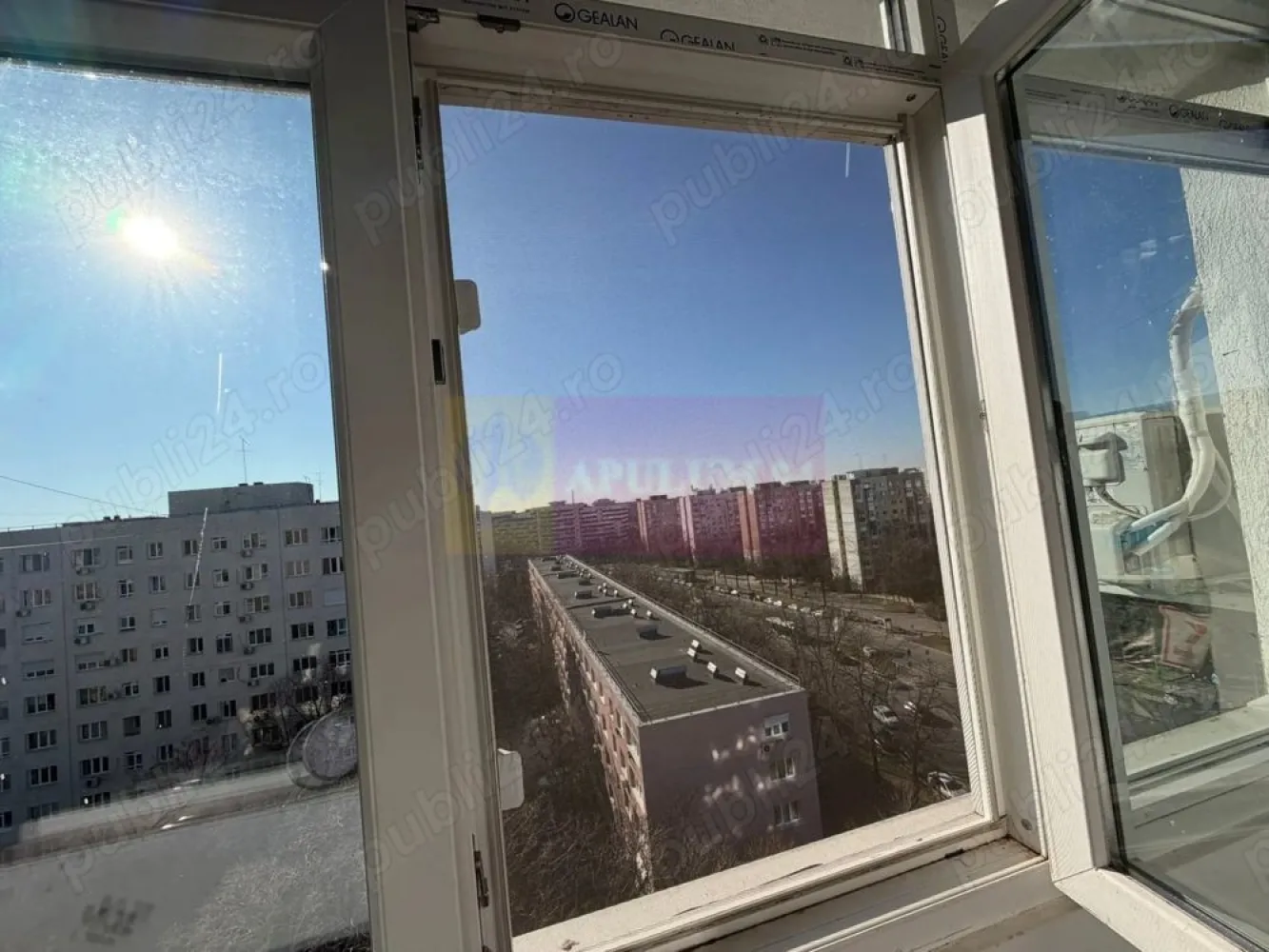 Apartament 2 camere Dr.Taberei - Agentia Imobiliara Apulum 94, va ofera spre vanzare un apartament cu.2 camere circular in cartierul Dr.Taberei,etaj 10 10,supaf.totala 50 mp,anvelopat in 2024,termopane noi,incalzire centralizata,doua lifturi noi,La intrarea din fata blocului se afla statia metrou Romancierilor,statii autobuz 105,136,vis a vis se afla Trattoria Monza{vara muzica live},Il Calcio,Mega Image,la 8 minute de parcul Moghioros si la doua statii de autobuz piata Celibidache
Apartamentul are instalatie sanitara si calorifere schimbate,usa metalica intrare,usi interior schimbate,gresie,faianta,parchet,aer conditionat,doua debarale,balcon inchis termopan.
Apartamentul se vinde partial mobilat.Scara blocului este curata si monitorizata video,vecini linistiti,Apartamentul ofera o priveliste superba,apus de soare deosebit si cand este senin se vad muntii.
