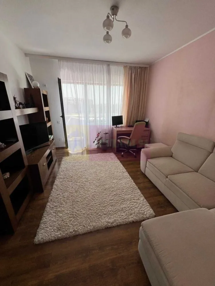 Apartament zona Lujerului, 2 camere, decomandat - Agentia Imobiliara Apulum 94, va ofera un apartament 2 camere, finisaje premium si mobilat, intr un imobil nou.
Blocul este construit în 2015 si se afla la 5 minute de mers pe jos de mall Plaza, de Carrefour si de statia de metrou Lujerului. În fața blocului se construiește Parcul Liniei, iar parcul Moghioros este la circa 15 minute. Apartamentul are vedere la viitorul parc si este situat pe partea sudica, la etaj 9 din 12. Se vinde complet mobilat si utilat, inclusiv masina de spalat vase. Apartamentul este decomandat cu o suprafata de 56 de mp cu terasa.