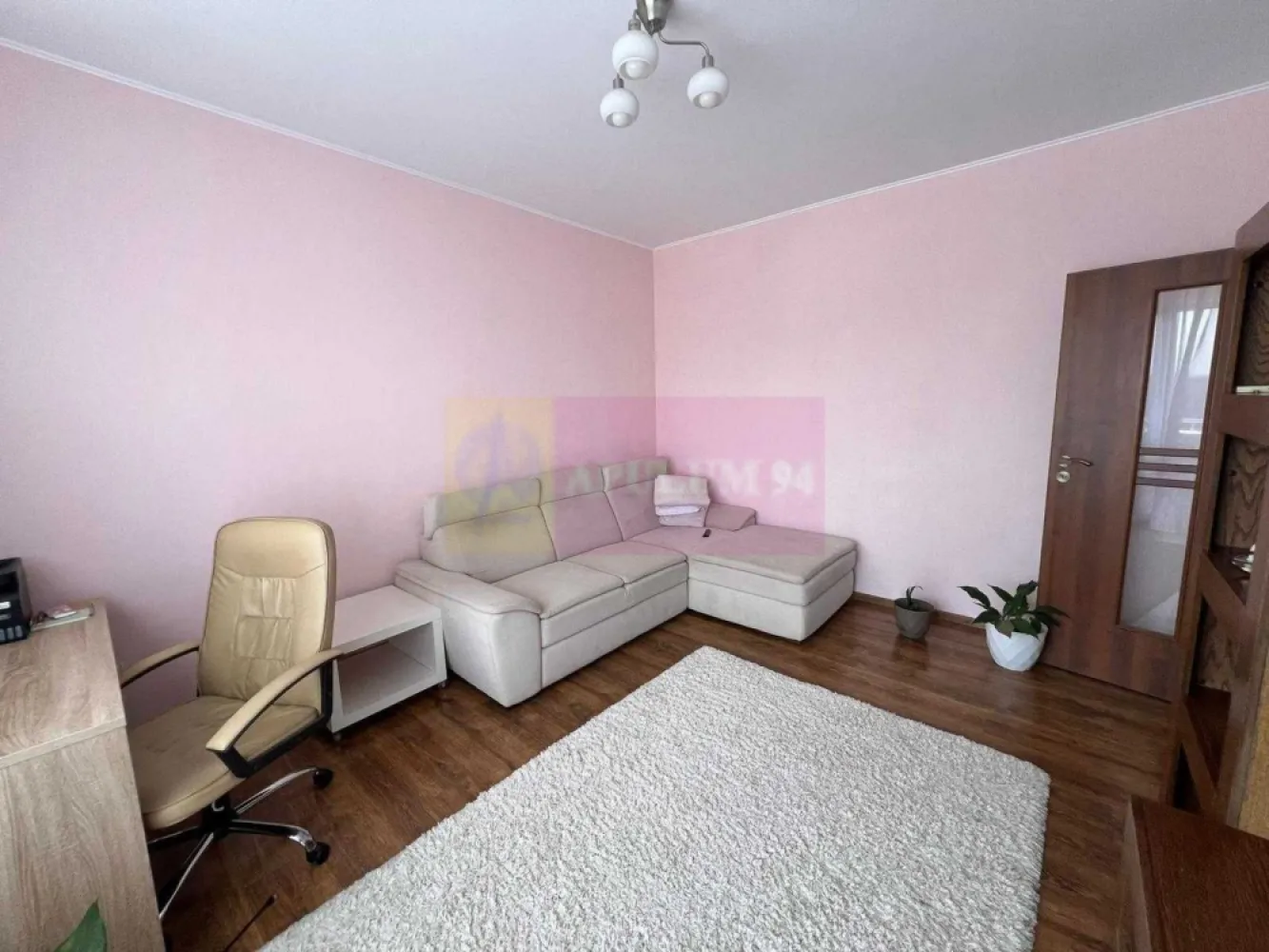 Apartament zona Lujerului, 2 camere, decomandat - Agentia Imobiliara Apulum 94, va ofera un apartament 2 camere, finisaje premium si mobilat, intr un imobil nou.
Blocul este construit în 2015 si se afla la 5 minute de mers pe jos de mall Plaza, de Carrefour si de statia de metrou Lujerului. În fața blocului se construiește Parcul Liniei, iar parcul Moghioros este la circa 15 minute. Apartamentul are vedere la viitorul parc si este situat pe partea sudica, la etaj 9 din 12. Se vinde complet mobilat si utilat, inclusiv masina de spalat vase. Apartamentul este decomandat cu o suprafata de 56 de mp cu terasa.