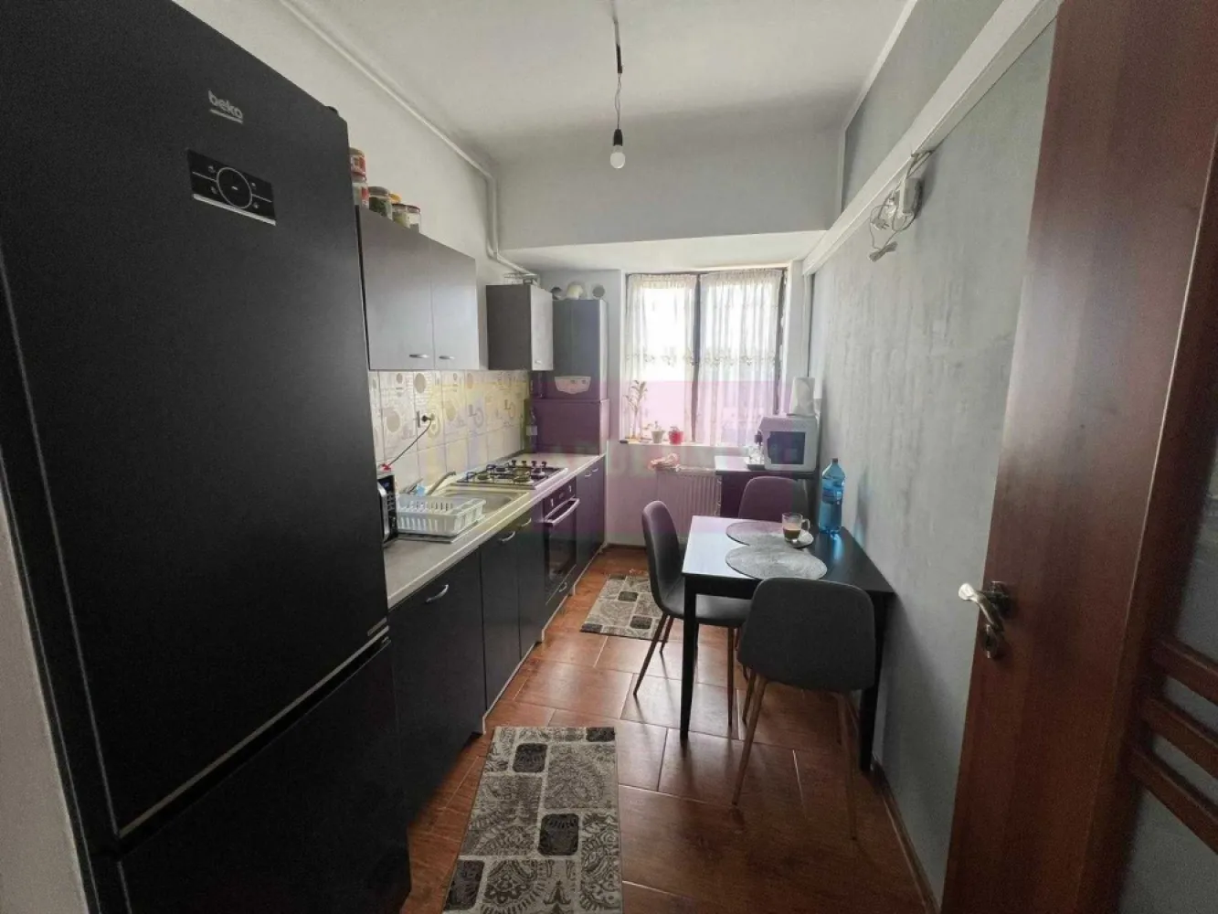 Apartament zona Lujerului, 2 camere, decomandat - Agentia Imobiliara Apulum 94, va ofera un apartament 2 camere, finisaje premium si mobilat, intr un imobil nou.
Blocul este construit în 2015 si se afla la 5 minute de mers pe jos de mall Plaza, de Carrefour si de statia de metrou Lujerului. În fața blocului se construiește Parcul Liniei, iar parcul Moghioros este la circa 15 minute. Apartamentul are vedere la viitorul parc si este situat pe partea sudica, la etaj 9 din 12. Se vinde complet mobilat si utilat, inclusiv masina de spalat vase. Apartamentul este decomandat cu o suprafata de 56 de mp cu terasa.