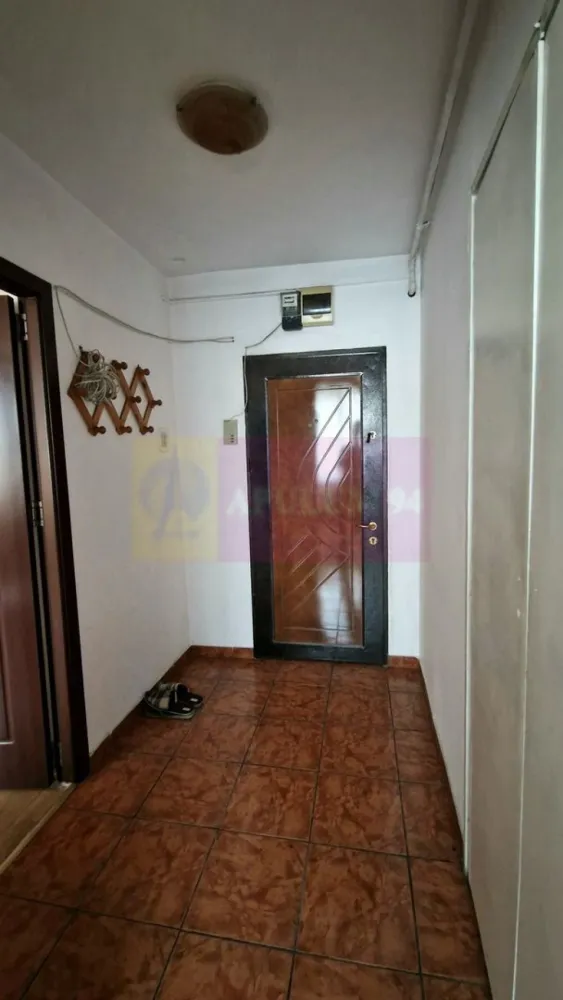 Apartament 2 camere Alexandru Obregia, la Fantana Florilor, sect 4 - Agentia Imobiliara Apulum 94, va prezinta spre vanzare un apartament cu 2 camere ce se afla la o distanta de 10 min. mers pana la metrou Piata Sudului. Bloc reabilitat termic.
Apartament călduros cu costuri minime de întreținere.
Blocul este trecut in urgenta III, insa se poate asigura consultanta in vederea obtinerii creditului imobiliar si perfectarii actelor notariale.