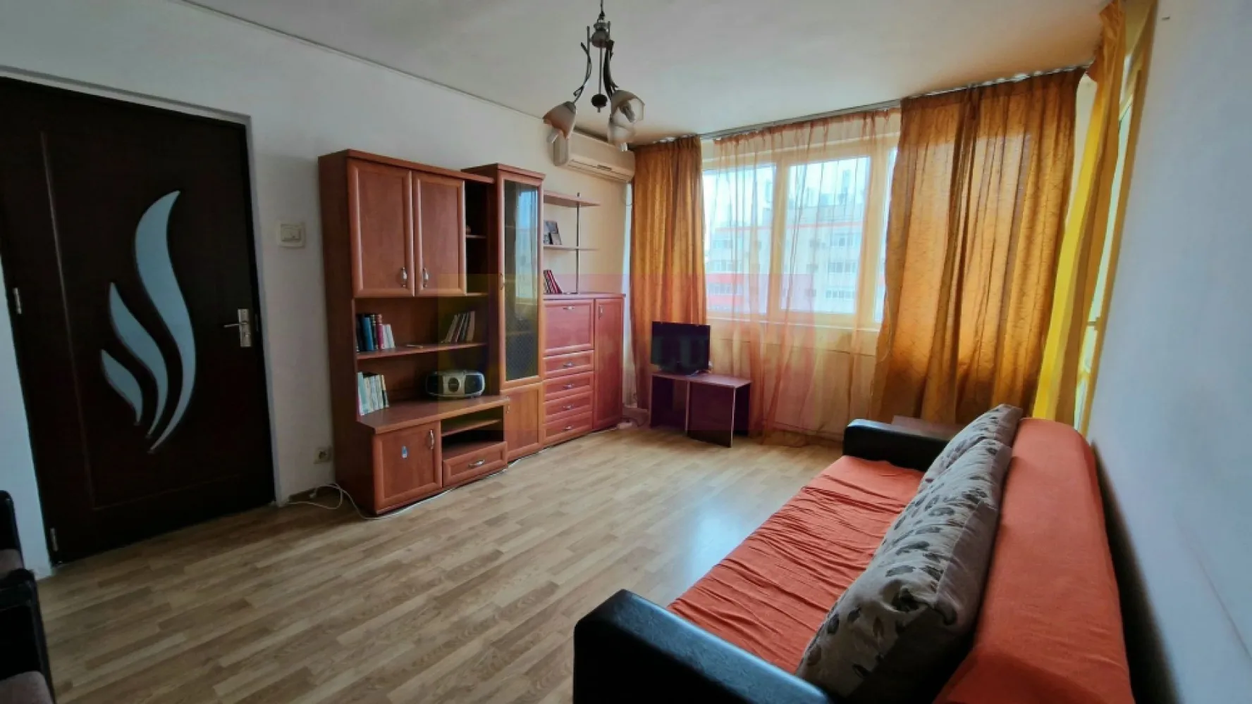 Apartament 2 camere Alexandru Obregia, la Fantana Florilor, sect 4 - Agentia Imobiliara Apulum 94, va prezinta spre vanzare un apartament cu 2 camere ce se afla la o distanta de 10 min. mers pana la metrou Piata Sudului. Bloc reabilitat termic.
Apartament călduros cu costuri minime de întreținere.
Blocul este trecut in urgenta III, insa se poate asigura consultanta in vederea obtinerii creditului imobiliar si perfectarii actelor notariale.