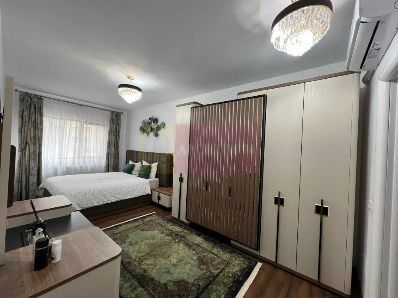Mihai Bravu, Apartament 3 camere, mobilat luxos, si loc de parcare l - Agentia Apulum 94 va prezinta spre vanzare un apartament cu 3 camere | Mihai Bravu | 2 min metrou | Terasă 15 mp | Loc de parcare în subteran inclus în preț
Imobil finalizat în 2022.
 Suprafață totală: 96 mp
 Terasă generoasă: 15 mp
 Etaj: 3
 Loc de parcare 
Finisaje premium
Mobilier de calitate superioară, realizat pe comandă
Bucătărie complet utilată
Design modern, gata de mutare – nu necesită investiții suplimentare
Imobilul este nou, și acces excelent către mijloace de transport, centre comerciale, restaurante și alte puncte de interes urban.
Prețul este 290000 €,