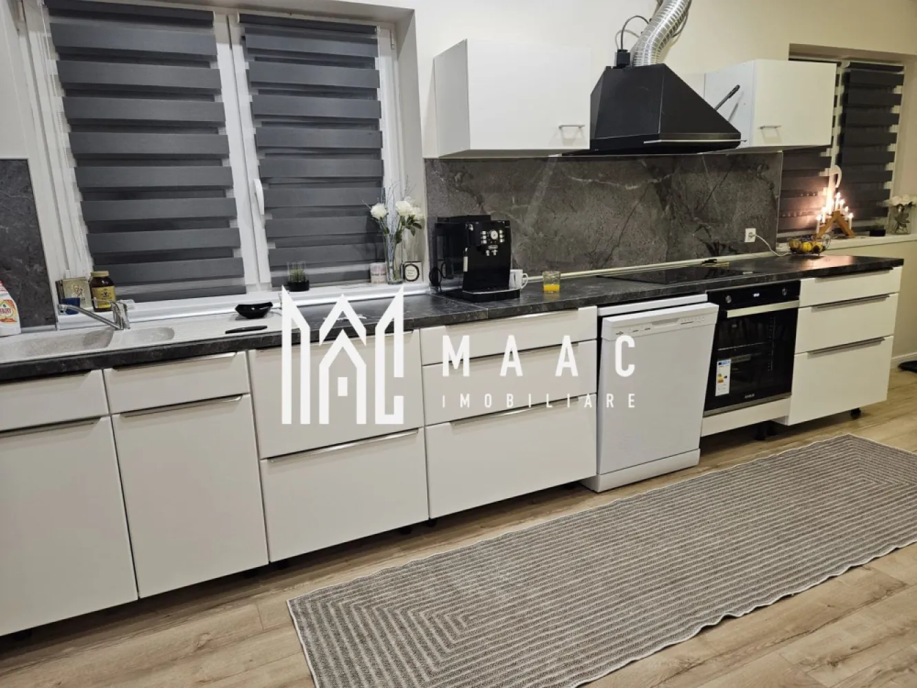 Casa Individuala I 5 Camere I 550 mp Curte I Cisnadie - Se oferă spre vânzare o casă spațioasă, cu suprafață utilă de 160 mp, situată în Cisnădie, într-o zonă liniștită, ideală pentru locuire permanentă. Proprietatea beneficiază de un teren liber de 550 mp, oferind spațiu generos pentru curte, grădină sau zone de relaxare. Compartimentare: 5 camere, dintre care 4 dormitoare și 1 living spațios 2 băi, modern amenajate 1 bucătărie 3 terase, ideale pentru relaxare Pivniță și spații de depozitare Detalii suplimentare: Suprafață utilă: 163 mp Teren liber: 550 mp Imobilul se predă la cheie la interior, fiind complet mobilat și utilat Exteriorul este la roșu, oferind posibilitatea de personalizare conform preferințelor Construcție solidă, cu potențial ridicat Această proprietate este ideală pentru o familie care își dorește spațiu, liniște și posibilitatea de a-și amenaja exteriorul după propriul gust, într-o zonă bine poziționată din Cisnădie. Pentru informati si vizionari: ID: CP2861326 }}