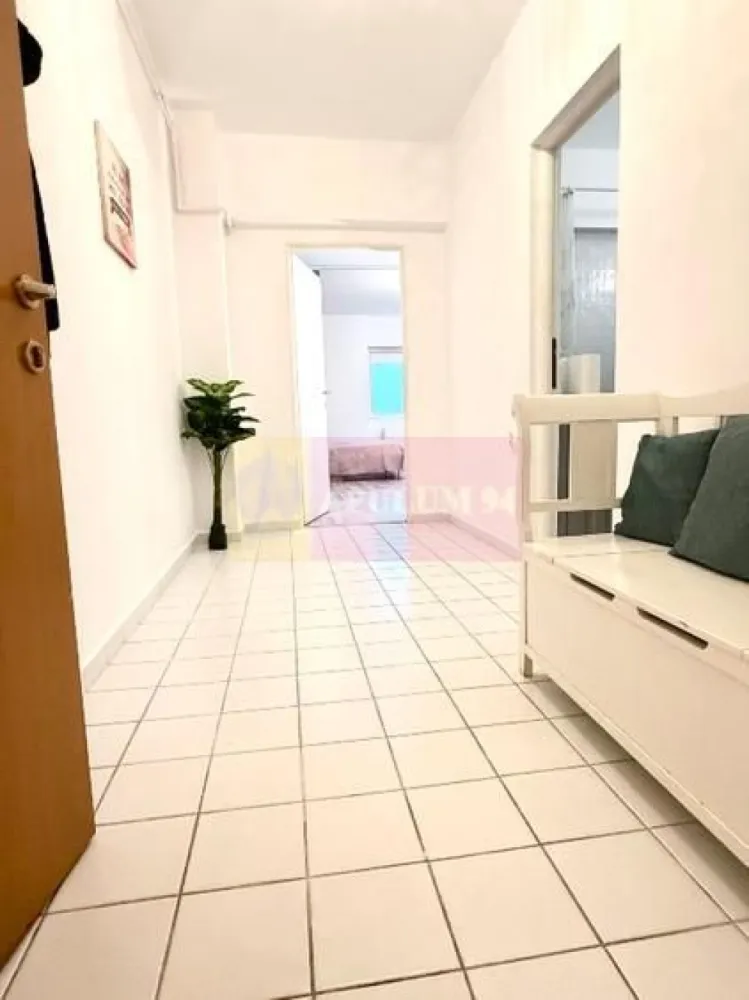 Studio 53 mp , LUX Nerva Traian, Decebal Mall Vitan - Agentia Imobiliara Apulum 94 va propune spre vanzare un studio-garsoniera mobilata amenajata lux 53 mp utili cu paza portar,bucatarie inchisa, vis -a- vis de Mall Vitan la 2 min de mers pe jos ,
Intretinere lunara foarte mica si pe timp de iarna, are aer conditionat, panou departitor japonez pt dormitor vs living ,camera dressing,pat,canapea extensibila,tv, frigider, aragaz, masina de spalat,cuptor cu microunde, balcon.Complet mobilata si renovata
Aceasta are o priveliste deosebita asupra zonei