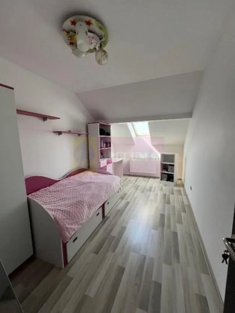 EXCEPTIONAL !!! Duplex, 3 camere in zona Colentine - Agentia Imobiliara Apulum 94 va propune spre vanzare un apartament duplex 3 camere etaj 5-6,suprafața 70 metri ,centrala proprie,electrocasnice și mobilier impecabil, a fost foarte puțin locuit.
Este poziționat cu vedere la lac,în fata blocului este stația de autobuz 282 la 300 m de Râul Colentina
Apartamentul este total amenajat,gresie,faianță,parchet,termopane și storuri exterioare din termopan