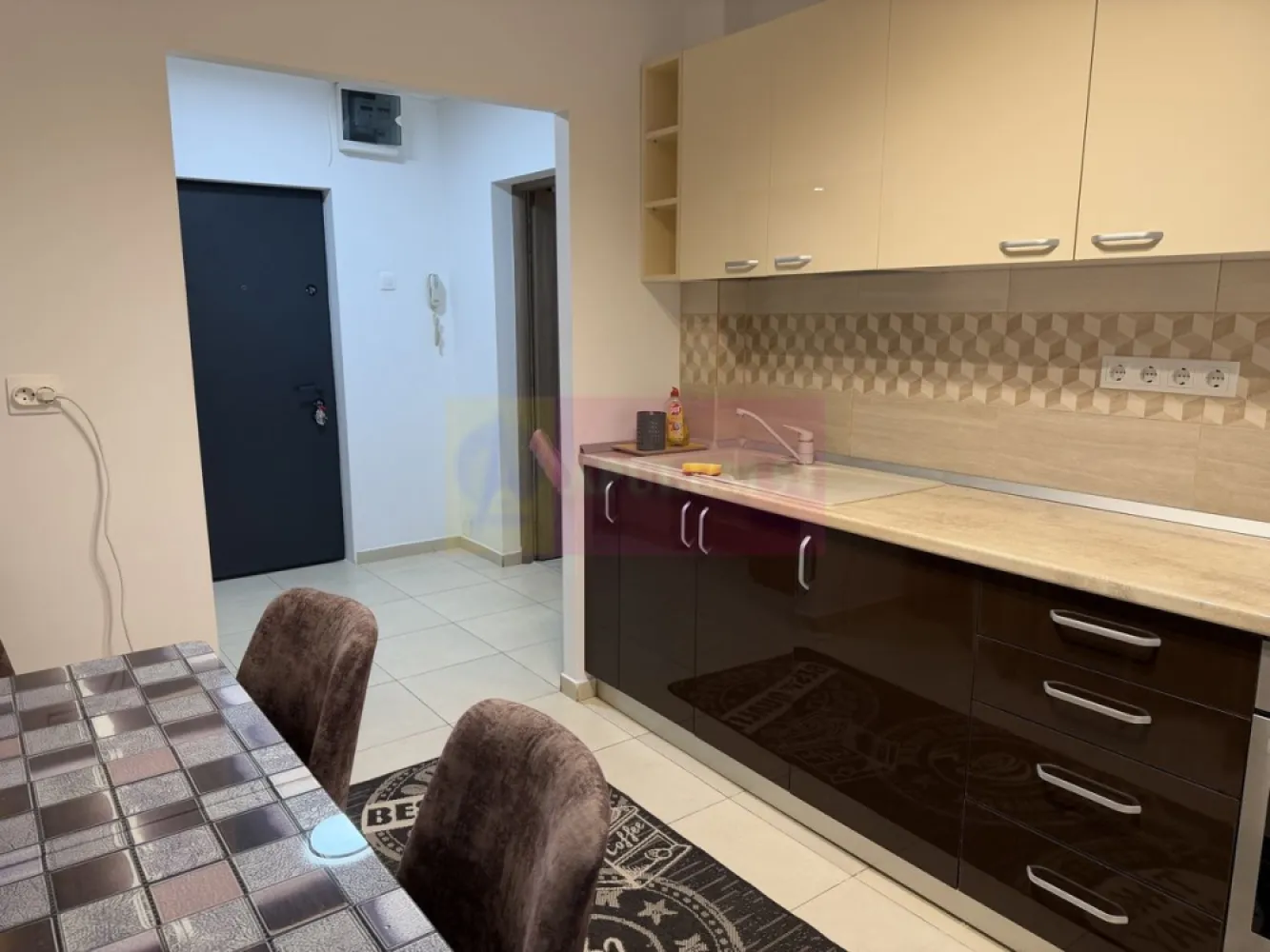 Apartament 2 camere mobilat si utilat la Pta Sudului - Agentia Apulum 94 va prezinta spre vanzare un
Apartament 2 camere mobilat, utilat, renovat. 
Apartamentul se vinde mobilat/ utilat (masina de spalat, aer conditionat, frigider/ congelator, plita pe gaz, hota, Smart TV)
Amplasament Foarte Bun!!! Sos Oltenitei, langa Scoala de Politie, 2 minute pana la Statia de metrou Piata Sudului, Mall SunPlaza, parc Oraselul Copiilor, Vedere la Sos Oltenitei.
Blocul este anvelopat cu polistiren de 15 cm, geamuri tripan, recuperatoare de caldura,. Terasa blocului a fost refacuta total, hidroizolatie, sapa, placare cu polistiren de 30 cm.
Apartamentul este Semidecomandat, renovat total (instalatie electrica/sanitara).
Imobil construit in 1982.
Ultimul etaj 10/10 ofera mai multa liniste, mai putin praf, o priveliste mai buna si mai ales lipsa galagiei produsa de vecinii de deasupra