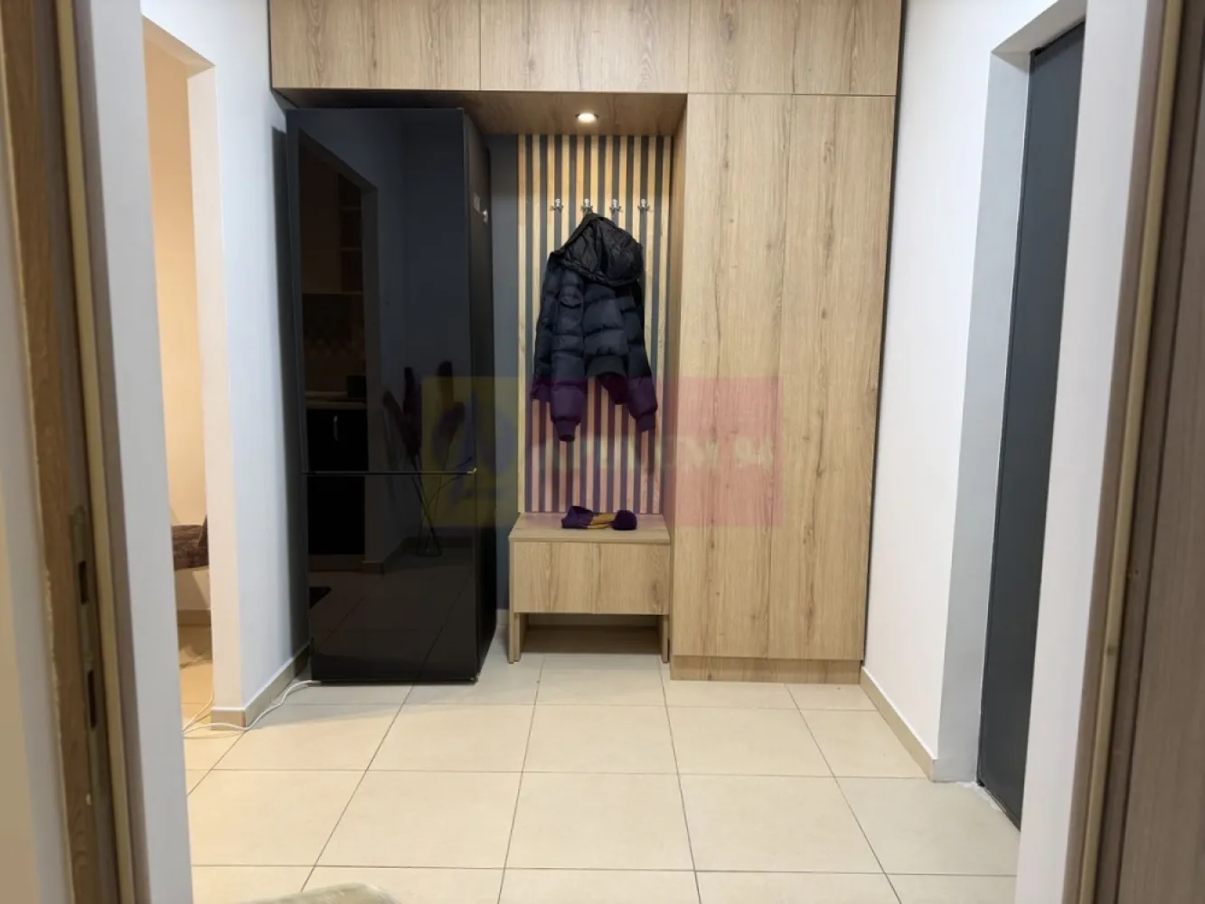 Apartament 2 camere mobilat si utilat la Pta Sudului - Agentia Apulum 94 va prezinta spre vanzare un
Apartament 2 camere mobilat, utilat, renovat. 
Apartamentul se vinde mobilat/ utilat (masina de spalat, aer conditionat, frigider/ congelator, plita pe gaz, hota, Smart TV)
Amplasament Foarte Bun!!! Sos Oltenitei, langa Scoala de Politie, 2 minute pana la Statia de metrou Piata Sudului, Mall SunPlaza, parc Oraselul Copiilor, Vedere la Sos Oltenitei.
Blocul este anvelopat cu polistiren de 15 cm, geamuri tripan, recuperatoare de caldura,. Terasa blocului a fost refacuta total, hidroizolatie, sapa, placare cu polistiren de 30 cm.
Apartamentul este Semidecomandat, renovat total (instalatie electrica/sanitara).
Imobil construit in 1982.
Ultimul etaj 10/10 ofera mai multa liniste, mai putin praf, o priveliste mai buna si mai ales lipsa galagiei produsa de vecinii de deasupra