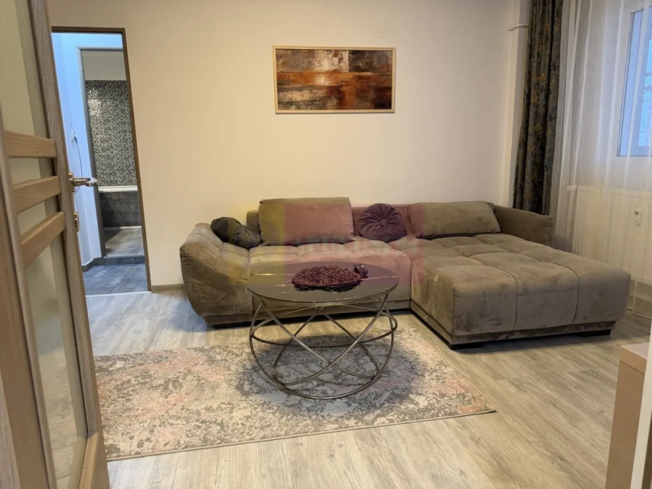 Apartament 2 camere mobilat si utilat la Pta Sudului - Agentia Apulum 94 va prezinta spre vanzare un
Apartament 2 camere mobilat, utilat, renovat. 
Apartamentul se vinde mobilat/ utilat (masina de spalat, aer conditionat, frigider/ congelator, plita pe gaz, hota, Smart TV)
Amplasament Foarte Bun!!! Sos Oltenitei, langa Scoala de Politie, 2 minute pana la Statia de metrou Piata Sudului, Mall SunPlaza, parc Oraselul Copiilor, Vedere la Sos Oltenitei.
Blocul este anvelopat cu polistiren de 15 cm, geamuri tripan, recuperatoare de caldura,. Terasa blocului a fost refacuta total, hidroizolatie, sapa, placare cu polistiren de 30 cm.
Apartamentul este Semidecomandat, renovat total (instalatie electrica/sanitara).
Imobil construit in 1982.
Ultimul etaj 10/10 ofera mai multa liniste, mai putin praf, o priveliste mai buna si mai ales lipsa galagiei produsa de vecinii de deasupra