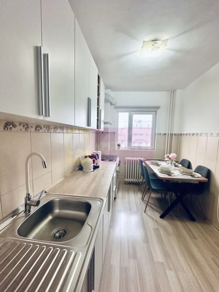 Apartament 2 camere la metrou Dristor - Agentia Imobiliara Apulum 94, va ofera un apartament format din 2 camere, langa metrou Dristor, renovat toamna 2025, fara sa fi fost la chirie
 Apartamentul este langa McDonald's.
Acesta are finisaje de lux.