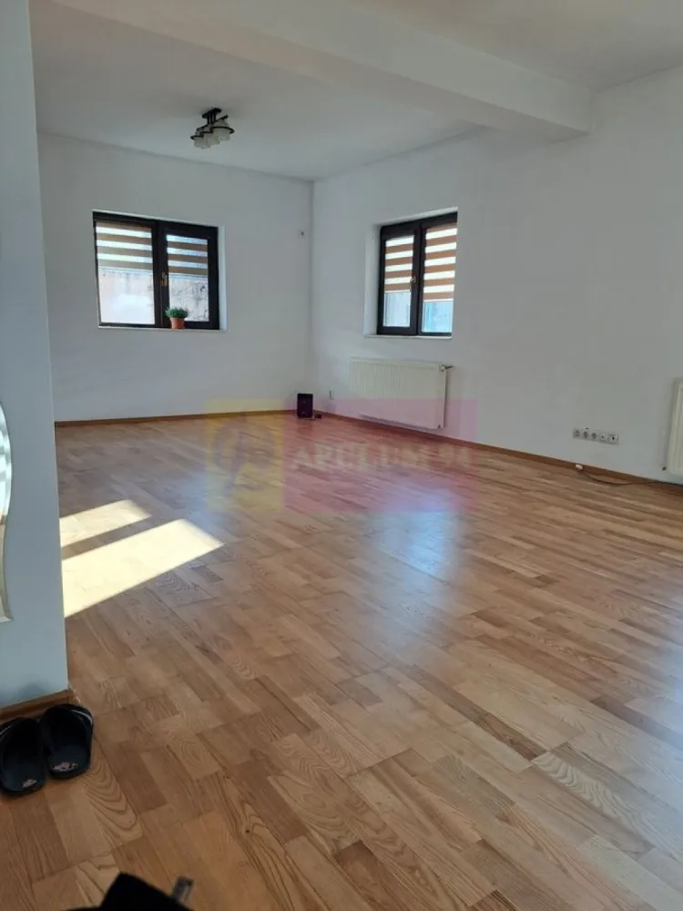 Casa de vanzare in Bragadiru - Agentia Apulum 94, va ofera spre vanzare 
Vila singur in curte (nu este construita de dezvoltator) situata intr-o zona linistita si usor accesibila din Bragadiru, pe strada Safirului foarte aproape de Prelungirea Ghencea si de Soseaua Alexandriei. 
 Vila are o suprafata construita de 142 mp, 300mp de teren si are ca regim de inaltime parter, etaj si pod inalt, compartimentare generoasa, cu un living luminos de cca.29 mp, bucatarie mobilata si utilata cu finisaje de calitate, 2 bai moderne, 2 balcoane, 3 dormitoare confortabile, camera tehnica, foisor generos (12 mp), gratar si magazie in curte. 
Utilitati: gaze naturale, centrala termica cu incalzire in pardoseala, apa din put propriu (instalatii de purificare si dedurizare a apei), energie electrica, fosa septica din beton - 28 mc.
 In vecinatatea sunt magazine: Mega Image, Lidl, Profi, Penny, Kaufland si alte magazine, scoli, gradinite, restaurante, clinici, etc. 
Pretul proprietatii este 229.000 euro.