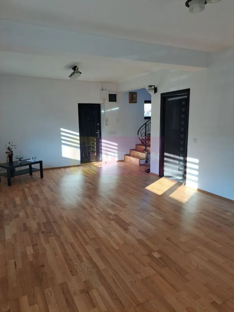 Casa de vanzare in Bragadiru - Agentia Apulum 94, va ofera spre vanzare 
Vila singur in curte (nu este construita de dezvoltator) situata intr-o zona linistita si usor accesibila din Bragadiru, pe strada Safirului foarte aproape de Prelungirea Ghencea si de Soseaua Alexandriei. 
 Vila are o suprafata construita de 142 mp, 300mp de teren si are ca regim de inaltime parter, etaj si pod inalt, compartimentare generoasa, cu un living luminos de cca.29 mp, bucatarie mobilata si utilata cu finisaje de calitate, 2 bai moderne, 2 balcoane, 3 dormitoare confortabile, camera tehnica, foisor generos (12 mp), gratar si magazie in curte. 
Utilitati: gaze naturale, centrala termica cu incalzire in pardoseala, apa din put propriu (instalatii de purificare si dedurizare a apei), energie electrica, fosa septica din beton - 28 mc.
 In vecinatatea sunt magazine: Mega Image, Lidl, Profi, Penny, Kaufland si alte magazine, scoli, gradinite, restaurante, clinici, etc. 
Pretul proprietatii este 229.000 euro.