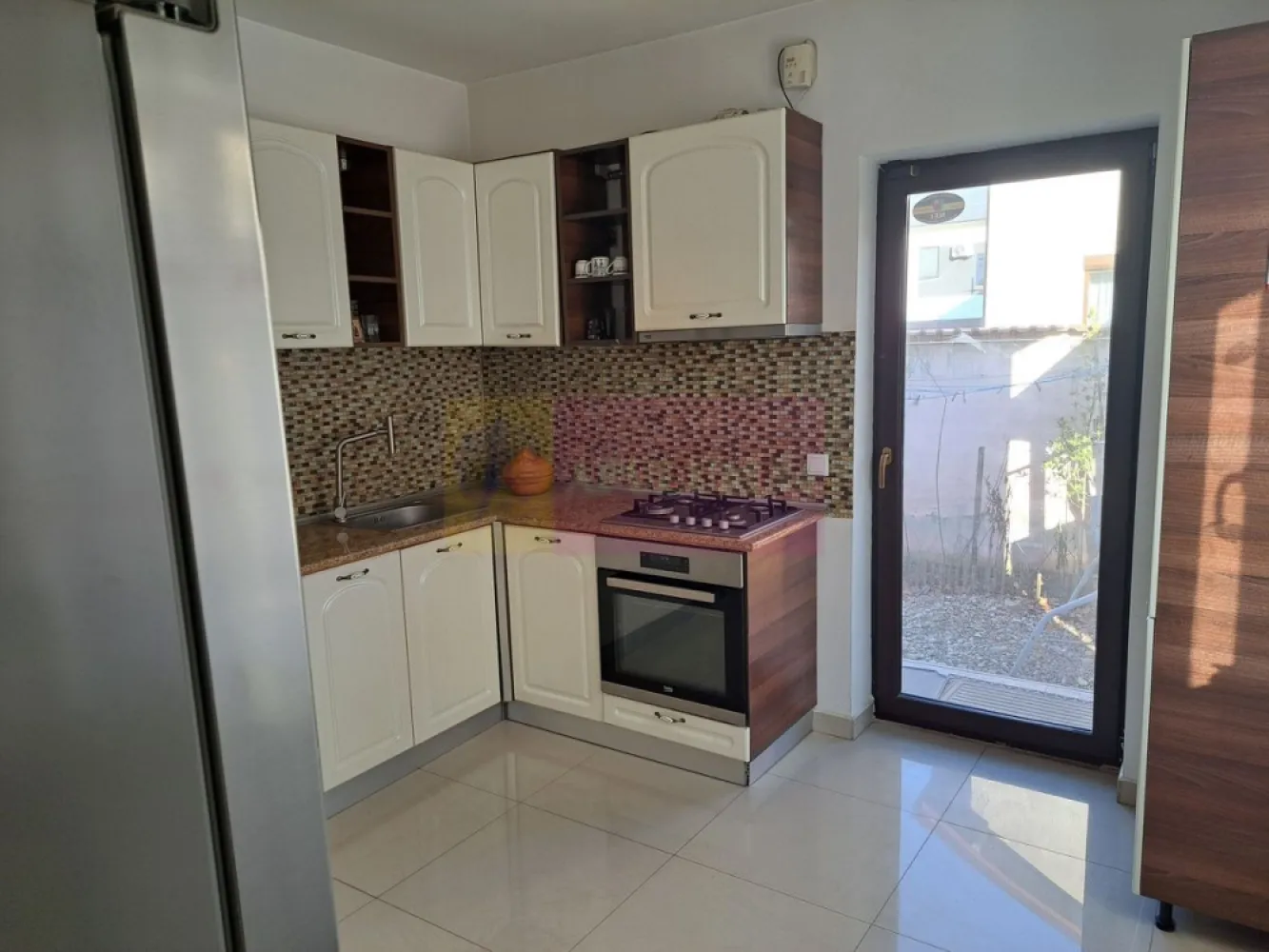 Casa de vanzare in Bragadiru - Agentia Apulum 94, va ofera spre vanzare 
Vila singur in curte (nu este construita de dezvoltator) situata intr-o zona linistita si usor accesibila din Bragadiru, pe strada Safirului foarte aproape de Prelungirea Ghencea si de Soseaua Alexandriei. 
 Vila are o suprafata construita de 142 mp, 300mp de teren si are ca regim de inaltime parter, etaj si pod inalt, compartimentare generoasa, cu un living luminos de cca.29 mp, bucatarie mobilata si utilata cu finisaje de calitate, 2 bai moderne, 2 balcoane, 3 dormitoare confortabile, camera tehnica, foisor generos (12 mp), gratar si magazie in curte. 
Utilitati: gaze naturale, centrala termica cu incalzire in pardoseala, apa din put propriu (instalatii de purificare si dedurizare a apei), energie electrica, fosa septica din beton - 28 mc.
 In vecinatatea sunt magazine: Mega Image, Lidl, Profi, Penny, Kaufland si alte magazine, scoli, gradinite, restaurante, clinici, etc. 
Pretul proprietatii este 229.000 euro.