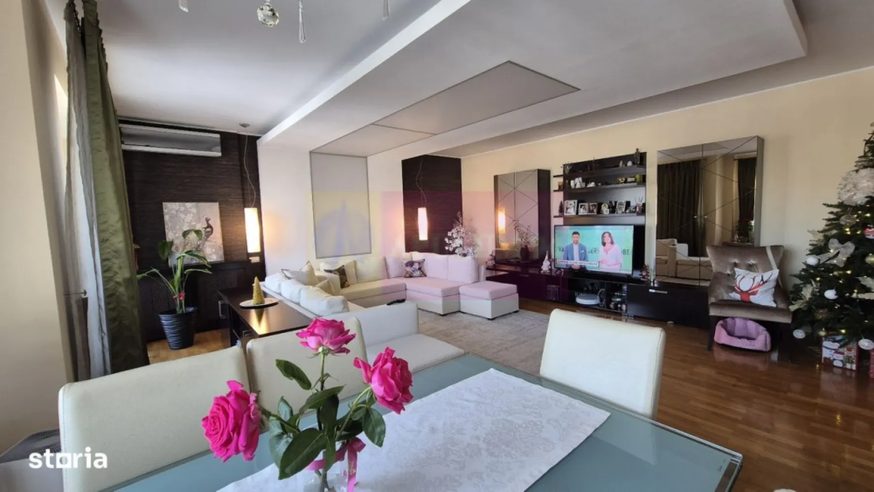 Apartament exclusivist cu parcare vedere Lac Flotreasca - Agentia Apulum 94, va propune spre vanzare un apartament cu 4 camere intr un imobil tip boutique, cu regim de înălțime P+4+M, construit în anul 2006 și având doar două apartamente pe nivel, acest apartament elegant se află într-una dintre cele mai dorite zone ale Capitalei, în imediata apropiere a Lacului și Parcului Floreasca.
Proprietatea este amplasată la etajul 4 și beneficiază de o suprafață generoasă de 154 mp, o compartimentare excelentă și lumină naturală. 
Zona de zi este reprezentată de un living spațios de 45 mp, cu zonă de dining și acces direct către terasă. Bucătăria este închisă, complet mobilată și utilată.
Zona de noapte cuprinde un dormitor matrimonial de 22 mp, cu baie proprie și balcon, precum și două dormitoare secundare, fiecare cu suprafața de aproximativ 17 mp, deservite de o baie separată. Spațiile sunt completate de două holuri ample
Unul dintre principalele atuuri ale proprietății este priveliștea spectaculoasă asupra Lacului Floreasca, dar și poziționarea excelentă, în proximitatea Parcului Floreasca, Parcului Verdi, Pieței Floreasca, Pieței Dorobanți, Promenada Mall și a zonei de birouri Aviației–Pipera. În apropiere se regăsesc restaurante, cafenele, magazine, școli și grădinițe de prestigiu.Încălzirea este asigurată prin centrală termică de bloc, oferind eficiență și confort termic .
Apartamentul se vinde complet mobilat și utilat, fiind inclus un loc de parcare în garajul subteran, precum și o boxă pentru depozitare.
