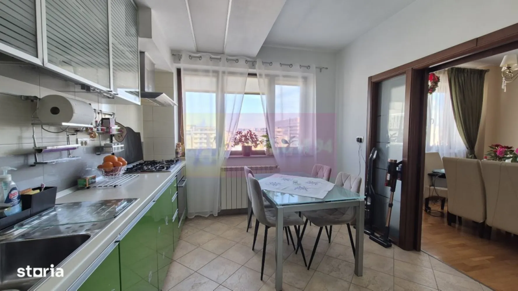 Apartament exclusivist cu parcare vedere Lac Flotreasca - Agentia Apulum 94, va propune spre vanzare un apartament cu 4 camere intr un imobil tip boutique, cu regim de înălțime P+4+M, construit în anul 2006 și având doar două apartamente pe nivel, acest apartament elegant se află într-una dintre cele mai dorite zone ale Capitalei, în imediata apropiere a Lacului și Parcului Floreasca.
Proprietatea este amplasată la etajul 4 și beneficiază de o suprafață generoasă de 154 mp, o compartimentare excelentă și lumină naturală. 
Zona de zi este reprezentată de un living spațios de 45 mp, cu zonă de dining și acces direct către terasă. Bucătăria este închisă, complet mobilată și utilată.
Zona de noapte cuprinde un dormitor matrimonial de 22 mp, cu baie proprie și balcon, precum și două dormitoare secundare, fiecare cu suprafața de aproximativ 17 mp, deservite de o baie separată. Spațiile sunt completate de două holuri ample
Unul dintre principalele atuuri ale proprietății este priveliștea spectaculoasă asupra Lacului Floreasca, dar și poziționarea excelentă, în proximitatea Parcului Floreasca, Parcului Verdi, Pieței Floreasca, Pieței Dorobanți, Promenada Mall și a zonei de birouri Aviației–Pipera. În apropiere se regăsesc restaurante, cafenele, magazine, școli și grădinițe de prestigiu.Încălzirea este asigurată prin centrală termică de bloc, oferind eficiență și confort termic .
Apartamentul se vinde complet mobilat și utilat, fiind inclus un loc de parcare în garajul subteran, precum și o boxă pentru depozitare.
