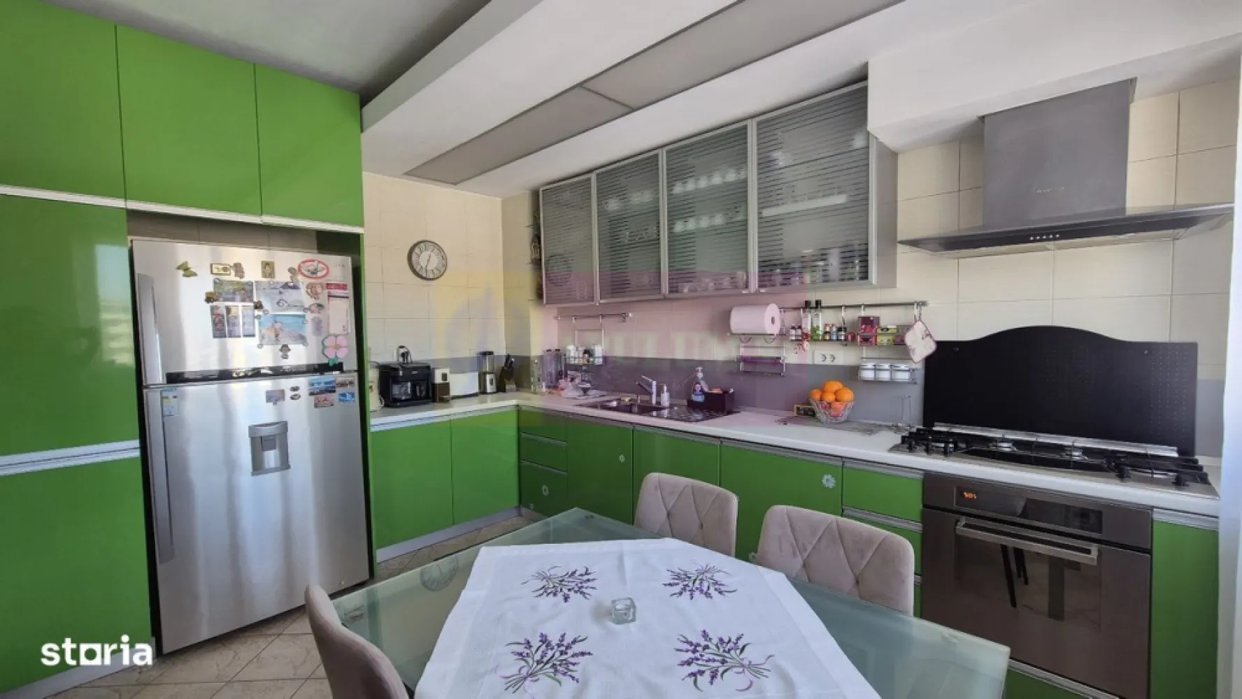 Apartament exclusivist cu parcare vedere Lac Flotreasca - Agentia Apulum 94, va propune spre vanzare un apartament cu 4 camere intr un imobil tip boutique, cu regim de înălțime P+4+M, construit în anul 2006 și având doar două apartamente pe nivel, acest apartament elegant se află într-una dintre cele mai dorite zone ale Capitalei, în imediata apropiere a Lacului și Parcului Floreasca.
Proprietatea este amplasată la etajul 4 și beneficiază de o suprafață generoasă de 154 mp, o compartimentare excelentă și lumină naturală. 
Zona de zi este reprezentată de un living spațios de 45 mp, cu zonă de dining și acces direct către terasă. Bucătăria este închisă, complet mobilată și utilată.
Zona de noapte cuprinde un dormitor matrimonial de 22 mp, cu baie proprie și balcon, precum și două dormitoare secundare, fiecare cu suprafața de aproximativ 17 mp, deservite de o baie separată. Spațiile sunt completate de două holuri ample
Unul dintre principalele atuuri ale proprietății este priveliștea spectaculoasă asupra Lacului Floreasca, dar și poziționarea excelentă, în proximitatea Parcului Floreasca, Parcului Verdi, Pieței Floreasca, Pieței Dorobanți, Promenada Mall și a zonei de birouri Aviației–Pipera. În apropiere se regăsesc restaurante, cafenele, magazine, școli și grădinițe de prestigiu.Încălzirea este asigurată prin centrală termică de bloc, oferind eficiență și confort termic .
Apartamentul se vinde complet mobilat și utilat, fiind inclus un loc de parcare în garajul subteran, precum și o boxă pentru depozitare.