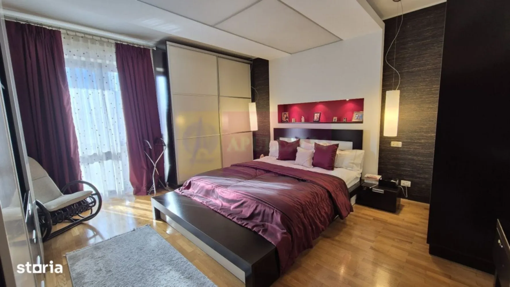 Apartament exclusivist cu parcare vedere Lac Flotreasca - Agentia Apulum 94, va propune spre vanzare un apartament cu 4 camere intr un imobil tip boutique, cu regim de înălțime P+4+M, construit în anul 2006 și având doar două apartamente pe nivel, acest apartament elegant se află într-una dintre cele mai dorite zone ale Capitalei, în imediata apropiere a Lacului și Parcului Floreasca.
Proprietatea este amplasată la etajul 4 și beneficiază de o suprafață generoasă de 154 mp, o compartimentare excelentă și lumină naturală. 
Zona de zi este reprezentată de un living spațios de 45 mp, cu zonă de dining și acces direct către terasă. Bucătăria este închisă, complet mobilată și utilată.
Zona de noapte cuprinde un dormitor matrimonial de 22 mp, cu baie proprie și balcon, precum și două dormitoare secundare, fiecare cu suprafața de aproximativ 17 mp, deservite de o baie separată. Spațiile sunt completate de două holuri ample
Unul dintre principalele atuuri ale proprietății este priveliștea spectaculoasă asupra Lacului Floreasca, dar și poziționarea excelentă, în proximitatea Parcului Floreasca, Parcului Verdi, Pieței Floreasca, Pieței Dorobanți, Promenada Mall și a zonei de birouri Aviației–Pipera. În apropiere se regăsesc restaurante, cafenele, magazine, școli și grădinițe de prestigiu.Încălzirea este asigurată prin centrală termică de bloc, oferind eficiență și confort termic .
Apartamentul se vinde complet mobilat și utilat, fiind inclus un loc de parcare în garajul subteran, precum și o boxă pentru depozitare.