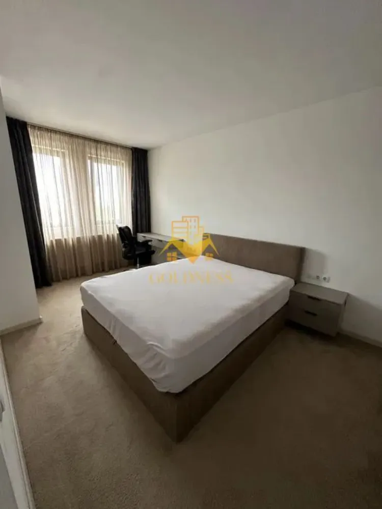 2 camere open space, Parcare, Premium, Fsega, Iulius Mall,Intre Lacuri - GOLDNESS Imobiliare vă propune spre închiriere un apartament cu camere complet mobilat și utilat, la etajul într-un imobil de etaje, în Cartierul Intre Lacuri.
Dispune de loc de parcare subteran!
Se află în apropierea stațiilor de transport în comun, magazine, restaurante, spații verzi, farmacii, etc. 

Apartamentul este compartimentat astfel:
 - dormitor cu pat matrimonial, dressing, noptiere
 - living cu bucatarie open space complet utilată și mobilată, canapea extensibilă, loc de servit masa 
 - baie cu dus walk-in, calorifer port prosop și dulap pentru depozitare.
 - balcon de 6 mp.

Imobilul este dotat cu toate cele necesare- centrală proprie, frigider, aragaz, hotă, mașină de spălat haine si vase, aer conditionat, etc. 

Dacă sunteți interesați de acest apartament și doriți să îl vizionați, dar și pentru alte oferte nu ezitați să ne contactați telefonic sau prin e-mail. Vă stăm la dispoziție!
Pentru intermediere se percepe un comision de 50% din prețul chiriei!